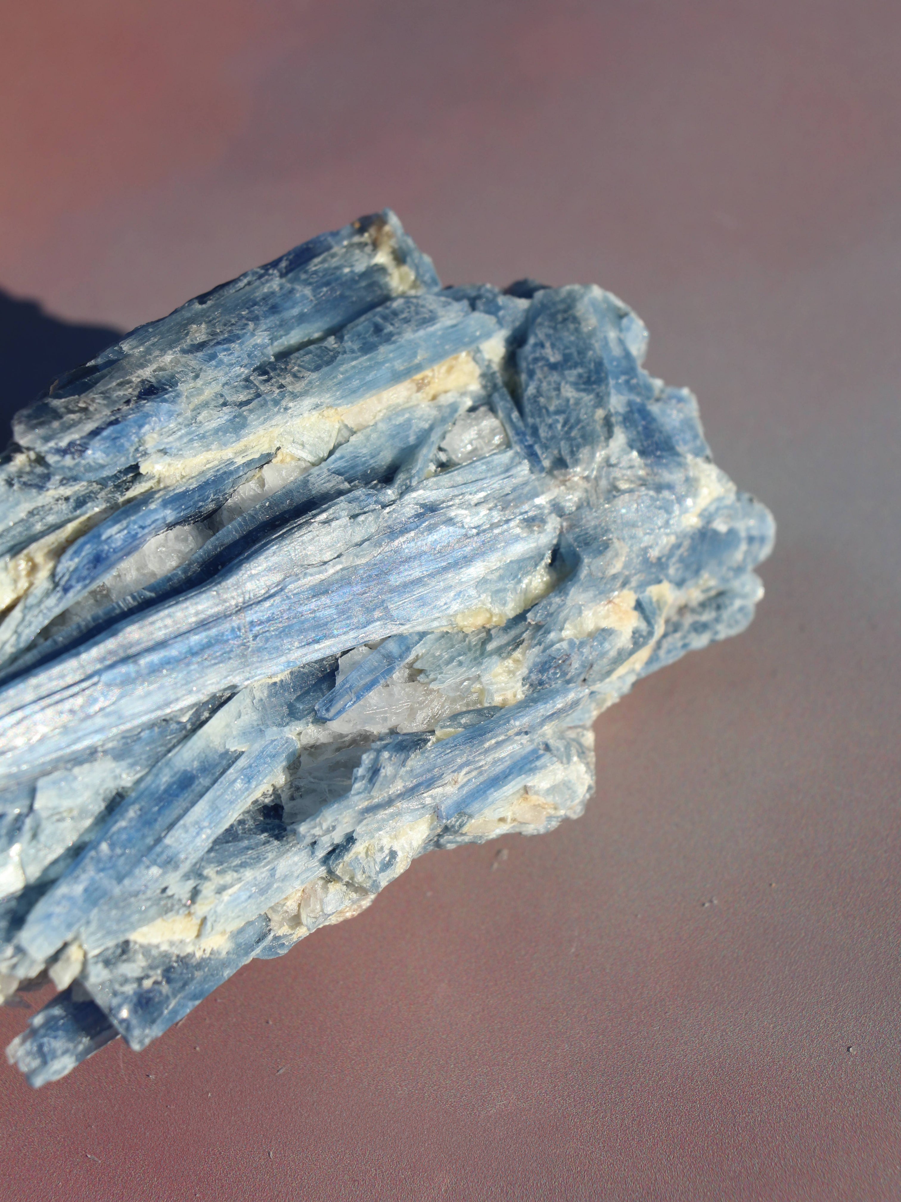 Blå kyanit er en kraftfuld krystal, der fremmer mental klarhed, intuition og kommunikation. Den skaber indre ro, løsner blokeringer og hjælper med at styrke spirituel indsigt. Blå kyanit kræver ingen rensning og er ideel til meditation og energiarbejde.