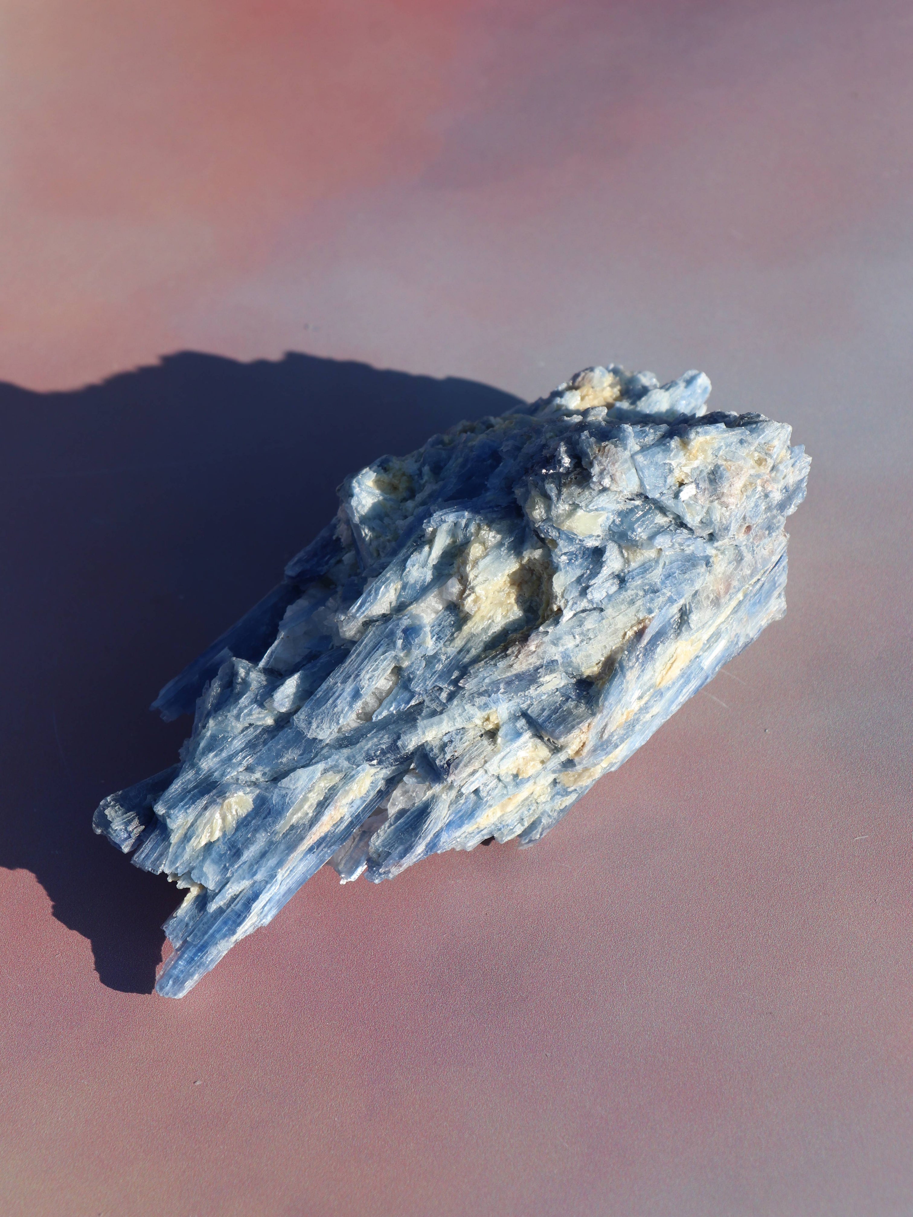 Blå kyanit er en kraftfuld krystal, der fremmer mental klarhed, intuition og kommunikation. Den skaber indre ro, løsner blokeringer og hjælper med at styrke spirituel indsigt. Blå kyanit kræver ingen rensning og er ideel til meditation og energiarbejde.