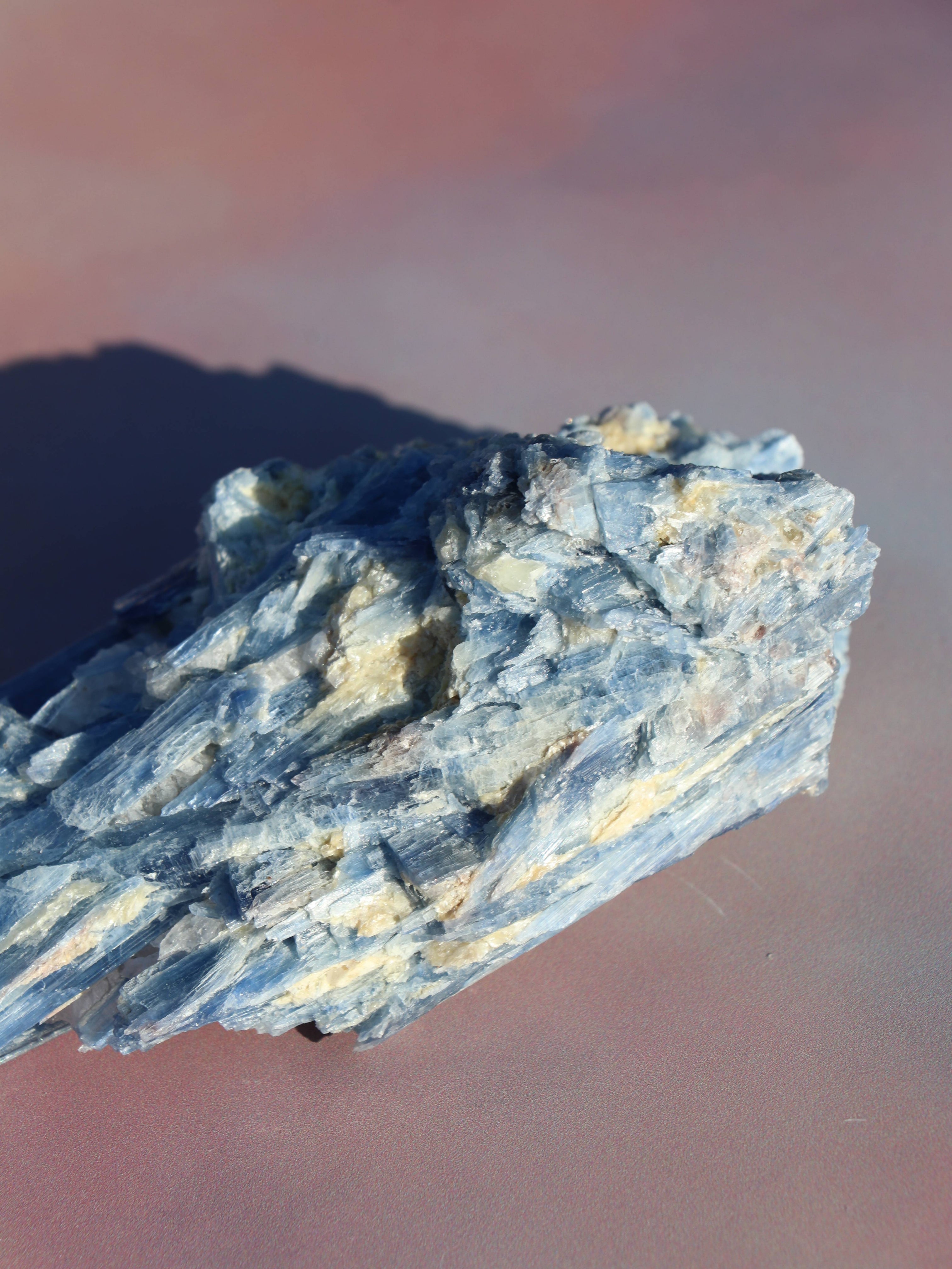 Blå kyanit er en kraftfuld krystal, der fremmer mental klarhed, intuition og kommunikation. Den skaber indre ro, løsner blokeringer og hjælper med at styrke spirituel indsigt. Blå kyanit kræver ingen rensning og er ideel til meditation og energiarbejde.