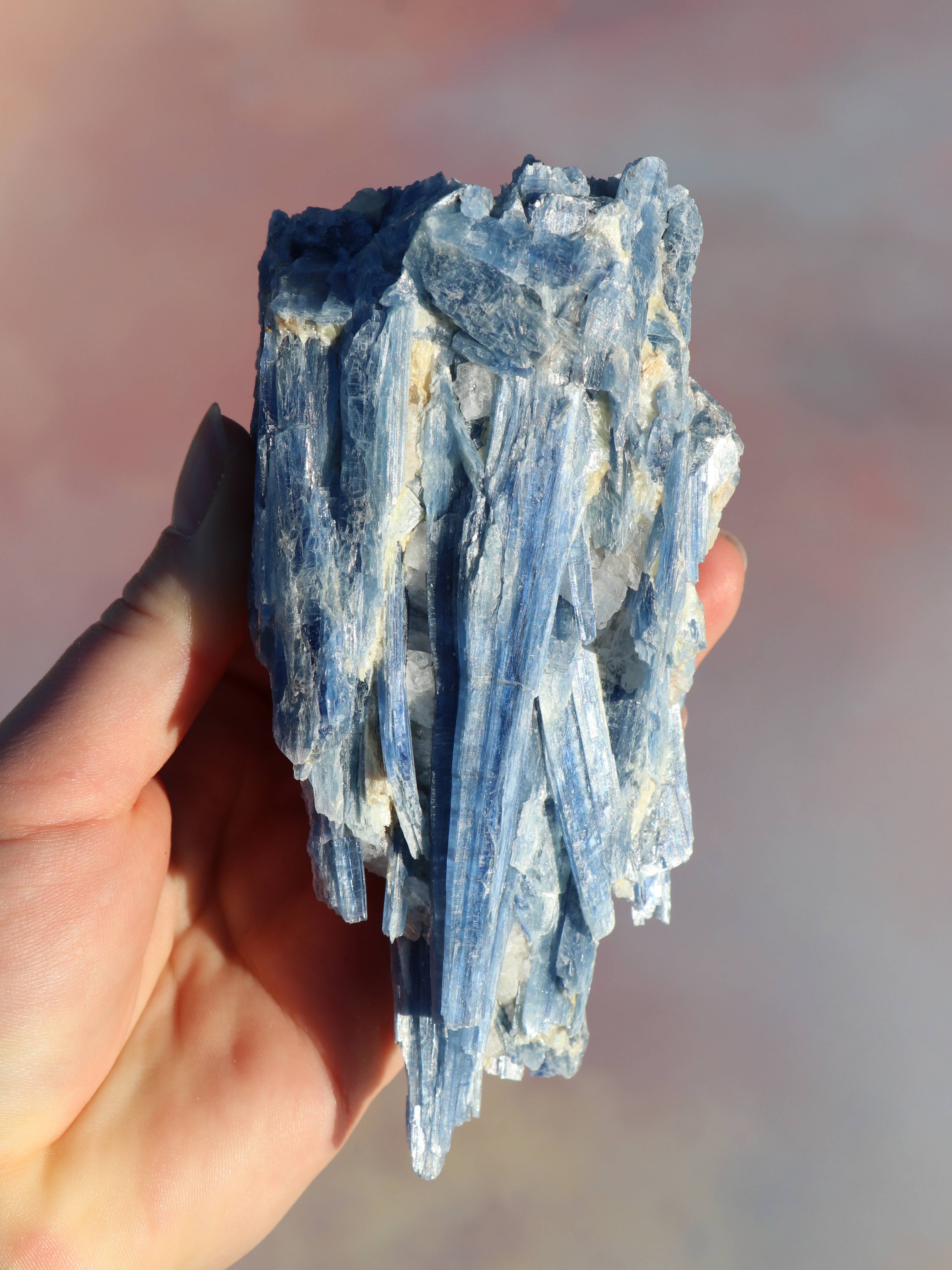 Blå kyanit er en kraftfuld krystal, der fremmer mental klarhed, intuition og kommunikation. Den skaber indre ro, løsner blokeringer og hjælper med at styrke spirituel indsigt. Blå kyanit kræver ingen rensning og er ideel til meditation og energiarbejde.