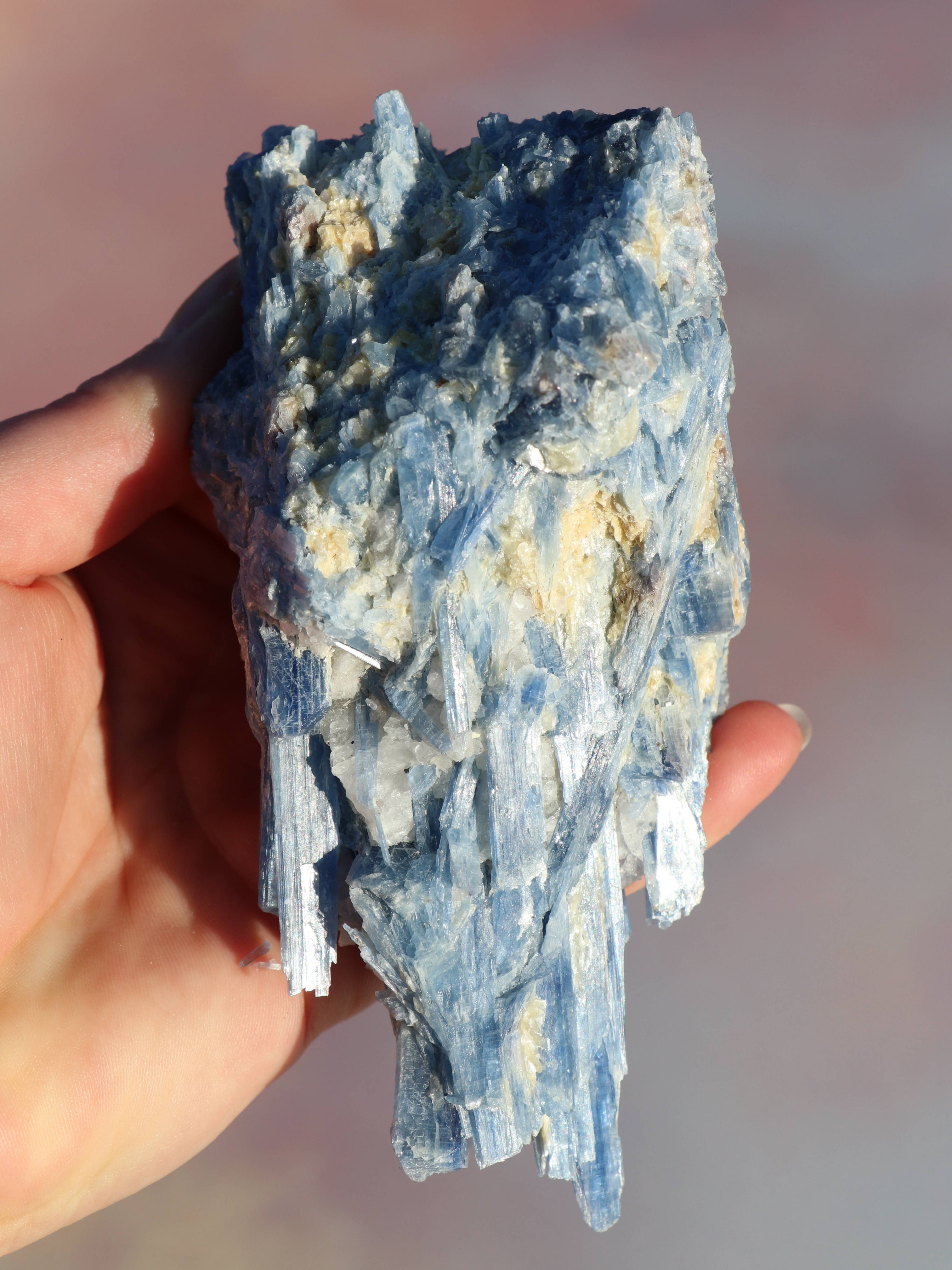 Blå kyanit er en kraftfuld krystal, der fremmer mental klarhed, intuition og kommunikation. Den skaber indre ro, løsner blokeringer og hjælper med at styrke spirituel indsigt. Blå kyanit kræver ingen rensning og er ideel til meditation og energiarbejde.