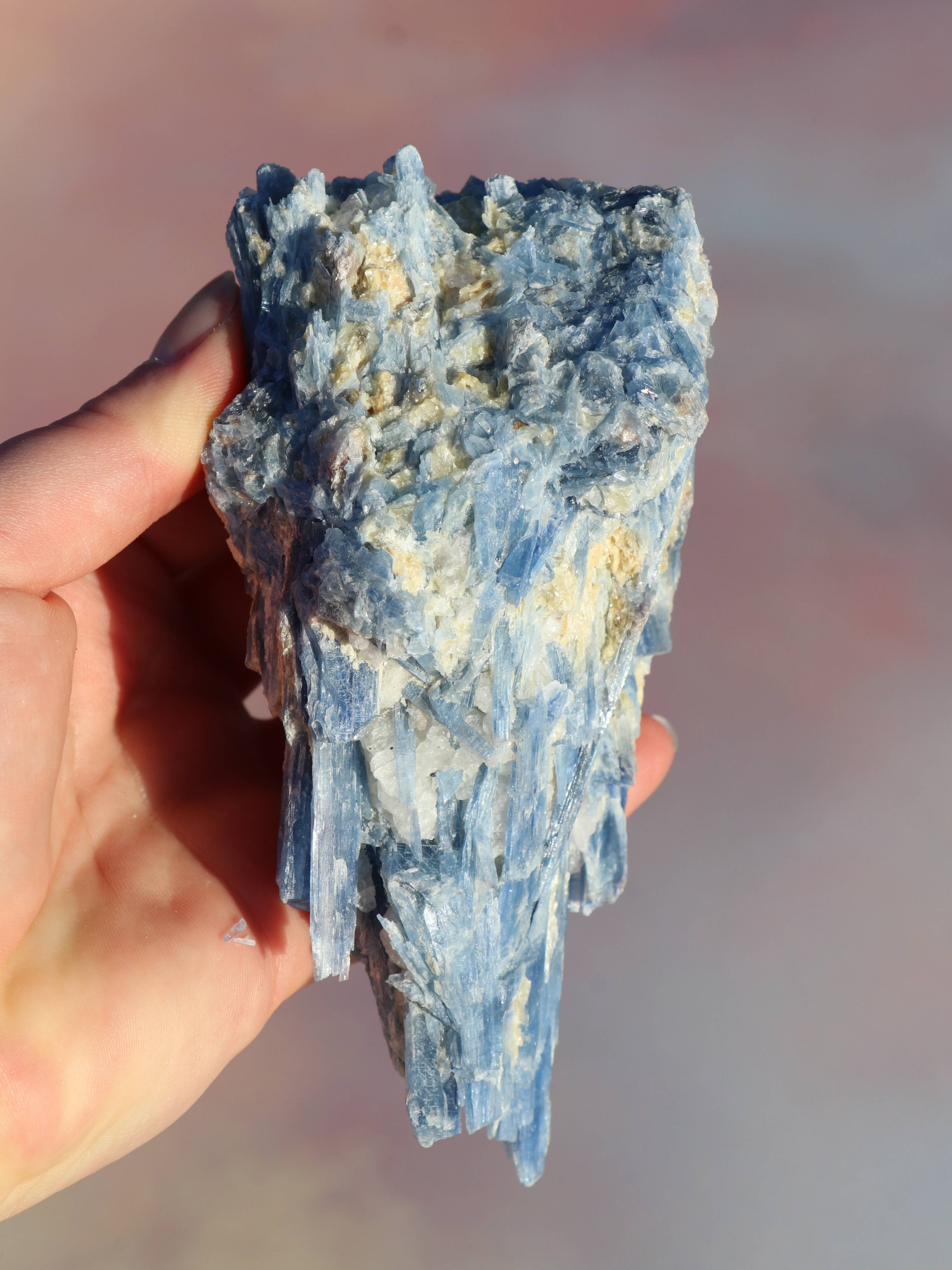 Blå kyanit er en kraftfuld krystal, der fremmer mental klarhed, intuition og kommunikation. Den skaber indre ro, løsner blokeringer og hjælper med at styrke spirituel indsigt. Blå kyanit kræver ingen rensning og er ideel til meditation og energiarbejde.