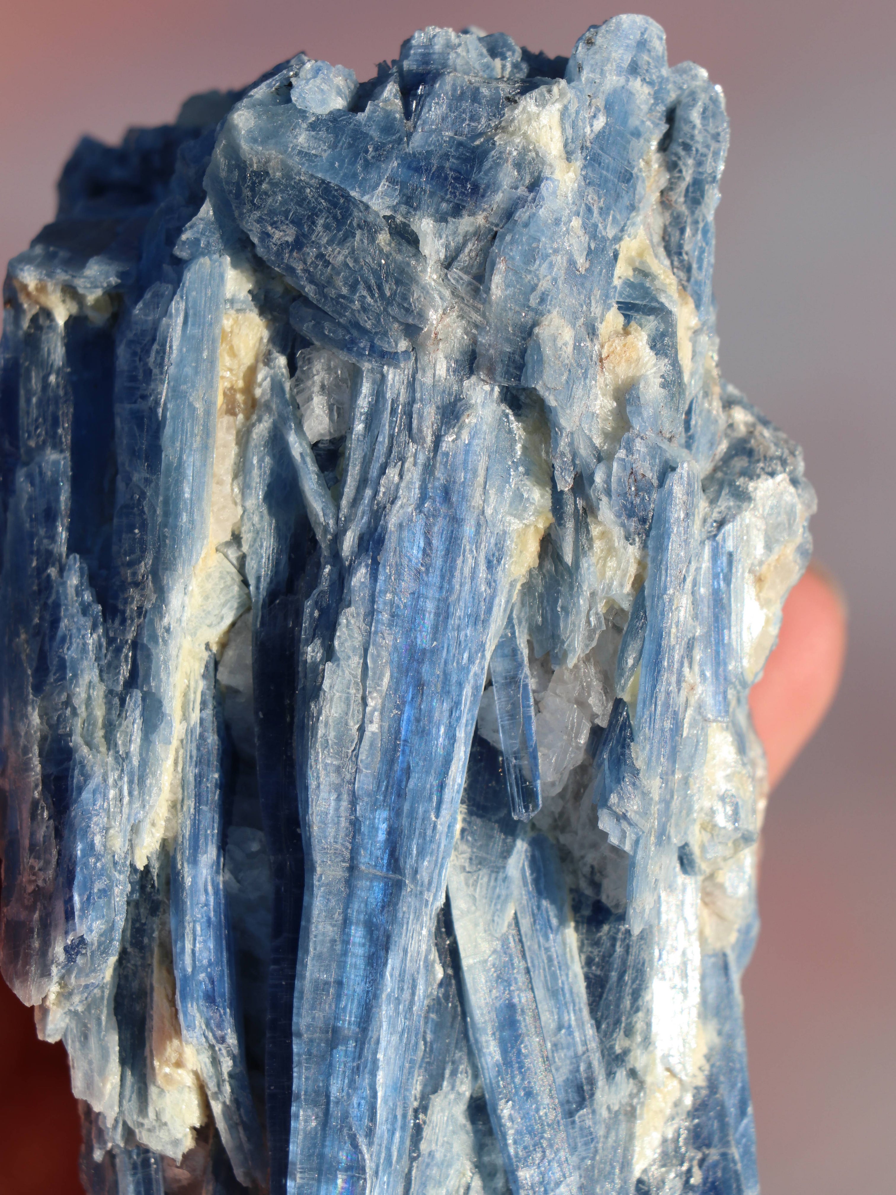 Blå kyanit er en kraftfuld krystal, der fremmer mental klarhed, intuition og kommunikation. Den skaber indre ro, løsner blokeringer og hjælper med at styrke spirituel indsigt. Blå kyanit kræver ingen rensning og er ideel til meditation og energiarbejde.