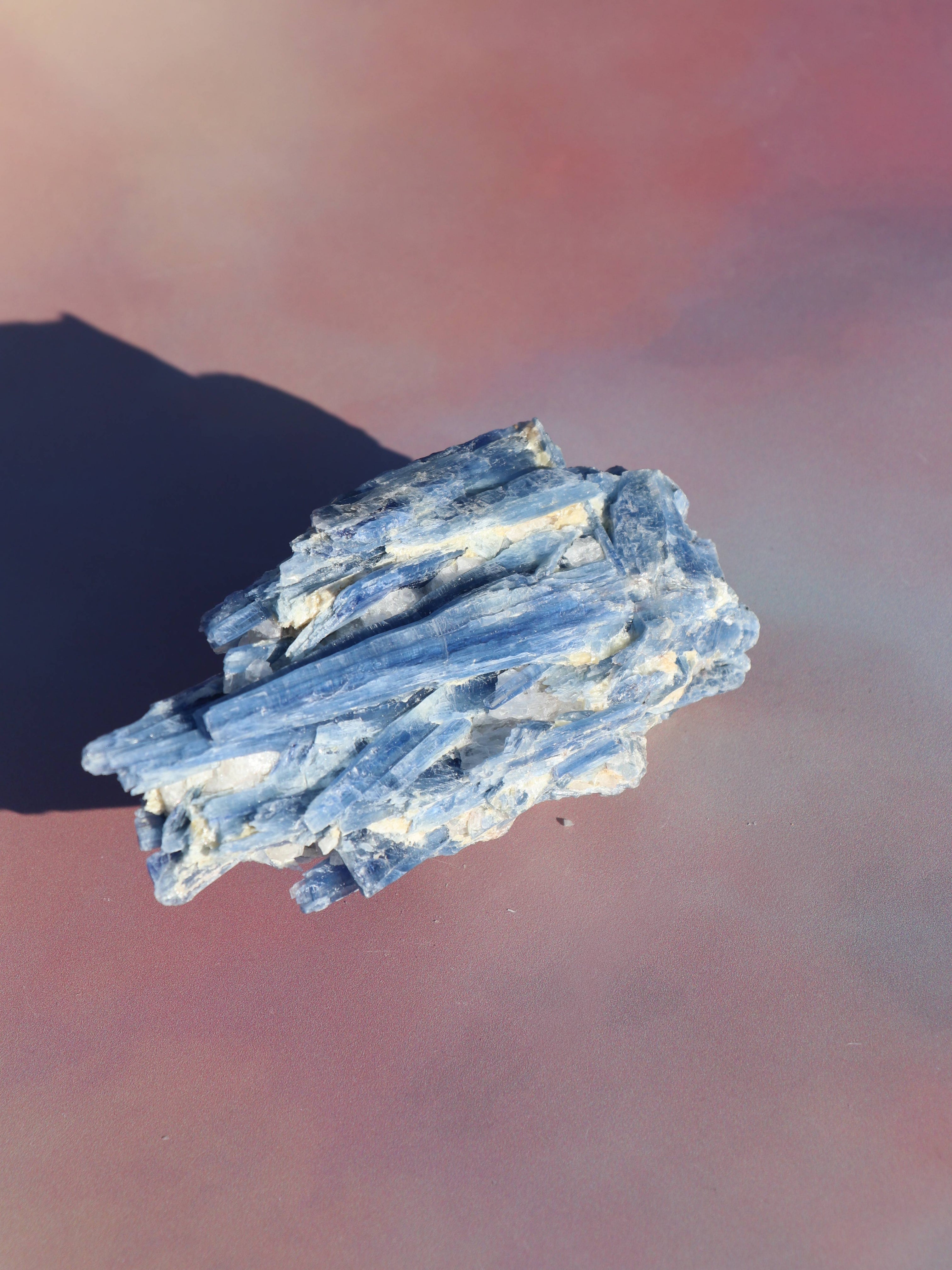 Blå kyanit er en kraftfuld krystal, der fremmer mental klarhed, intuition og kommunikation. Den skaber indre ro, løsner blokeringer og hjælper med at styrke spirituel indsigt. Blå kyanit kræver ingen rensning og er ideel til meditation og energiarbejde.