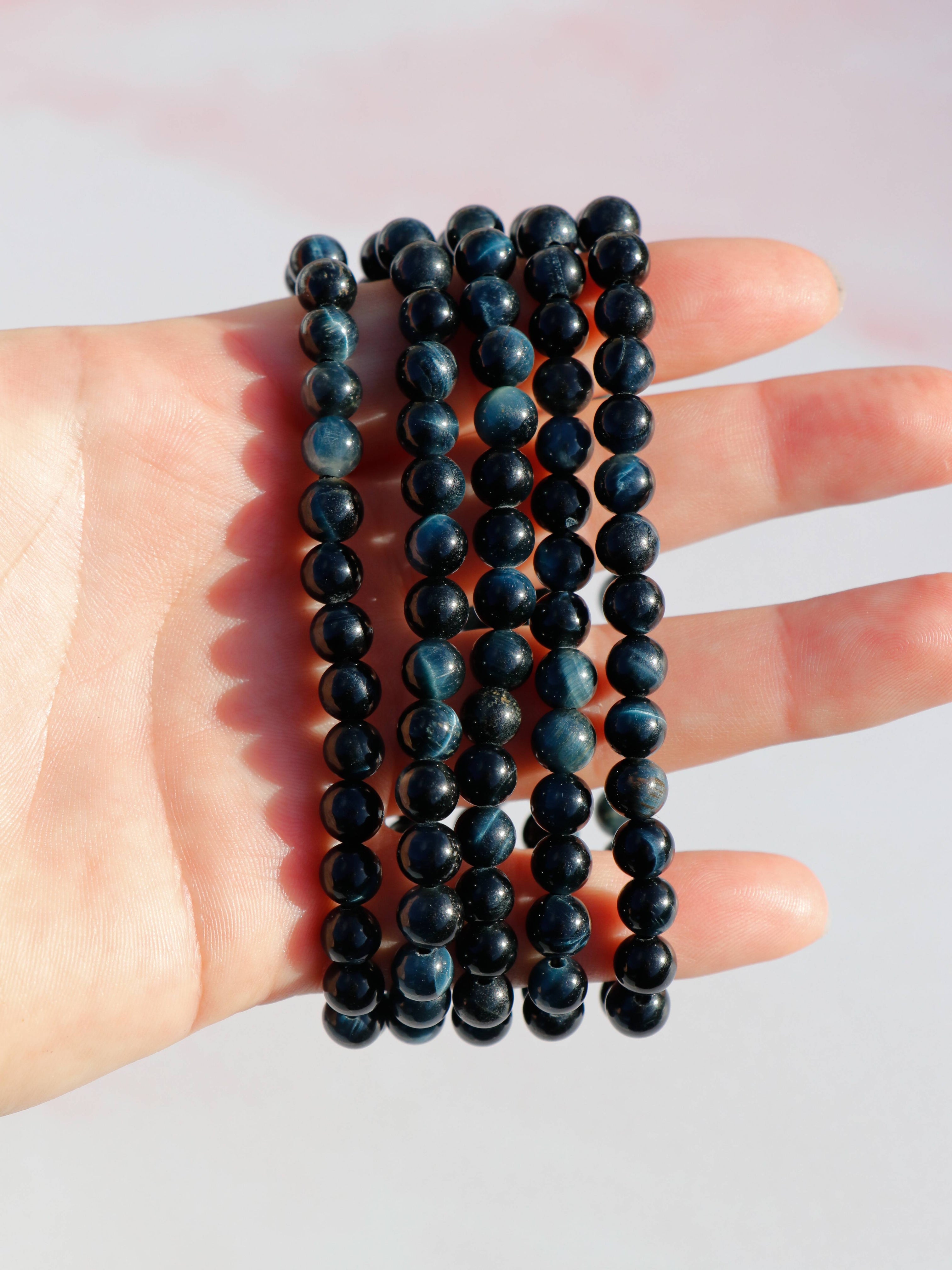 Blå tigerøje er en krystal, der kombinerer ro og styrke. Den beskytter din energi, styrker din intuition og hjælper dig med at udtrykke dig klart og ærligt uden at miste jordforbindelsen. Ligesom falken, der bærer Ra’s øje, løfter den dit blik, så du ser klart både indad og udad.