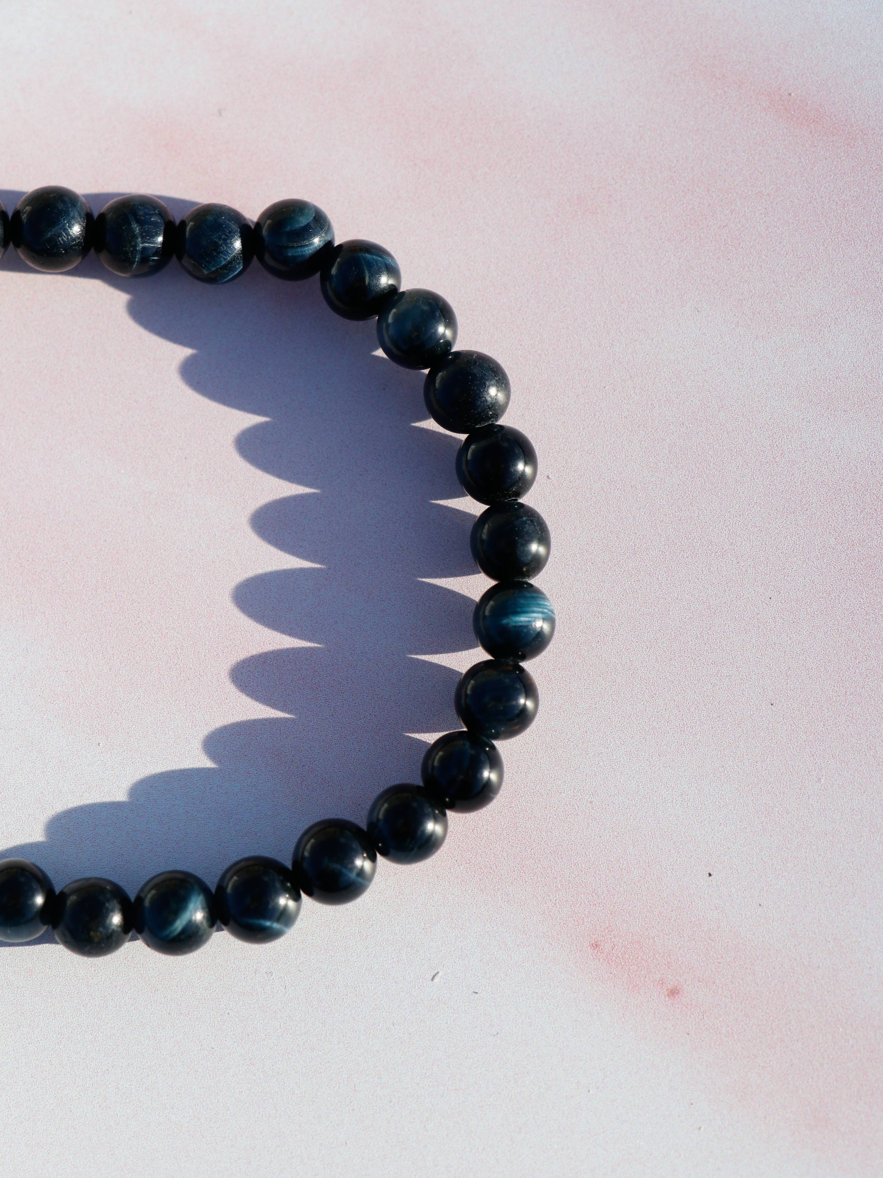 Blå tigerøje er en krystal, der kombinerer ro og styrke. Den beskytter din energi, styrker din intuition og hjælper dig med at udtrykke dig klart og ærligt uden at miste jordforbindelsen. Ligesom falken, der bærer Ra’s øje, løfter den dit blik, så du ser klart både indad og udad.