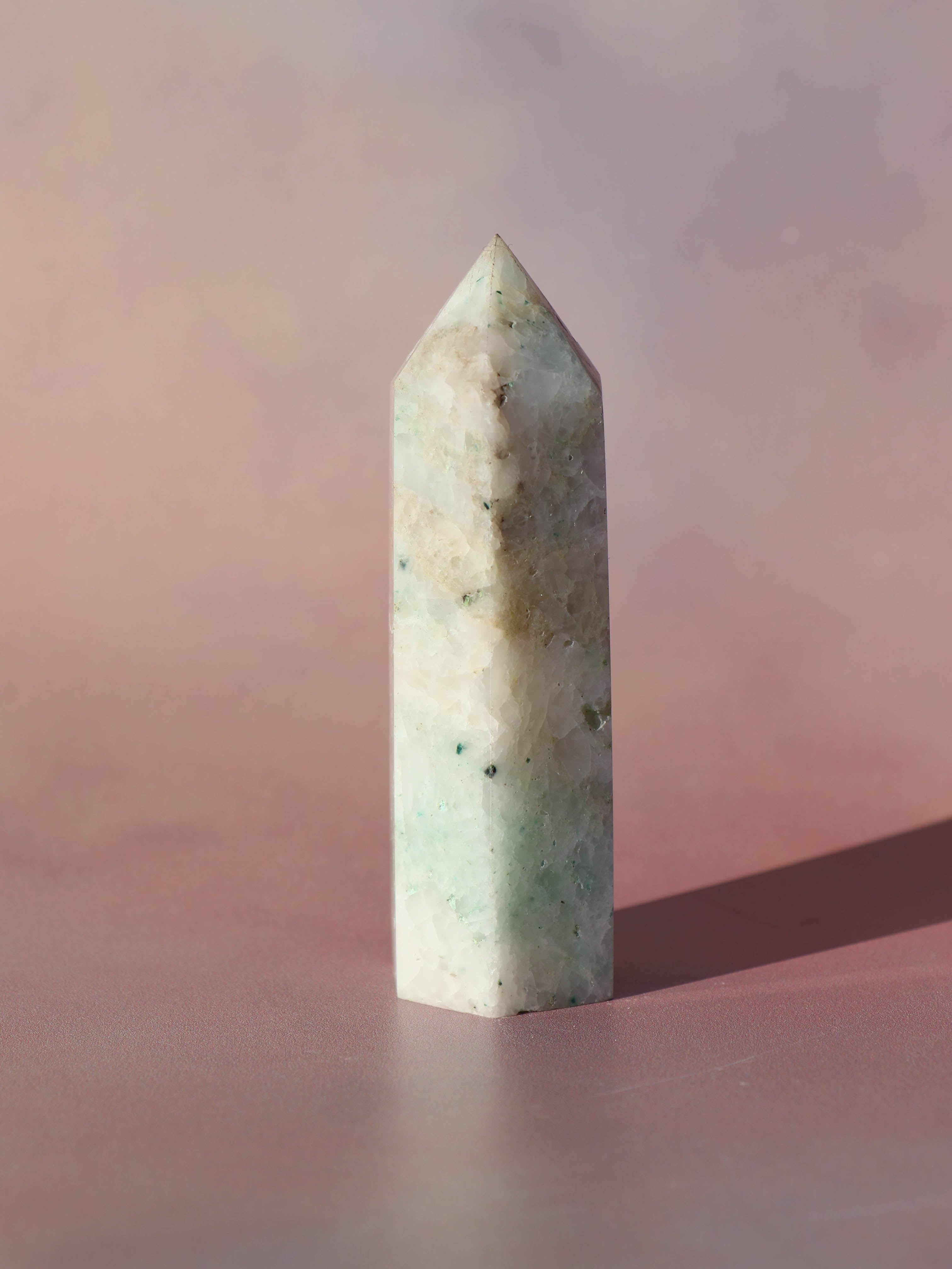 Fønix er en ultra smuk blå/grøn blanding af flere krystaller. Fønix er kendt som en compassion sten, der er en kombination af malakit, chrysocolla og turkis.