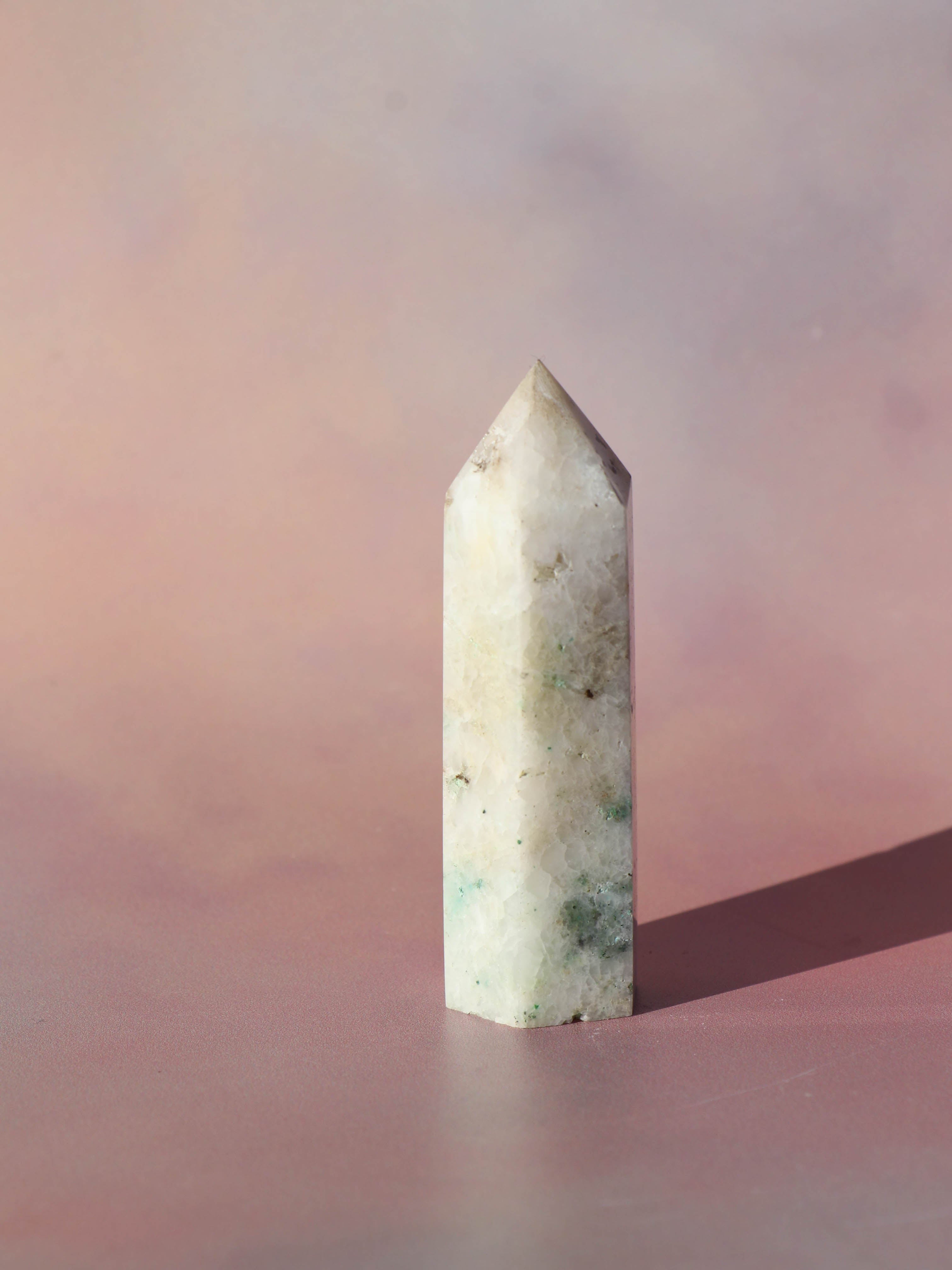 Fønix er en ultra smuk blå/grøn blanding af flere krystaller. Fønix er kendt som en compassion sten, der er en kombination af malakit, chrysocolla og turkis.