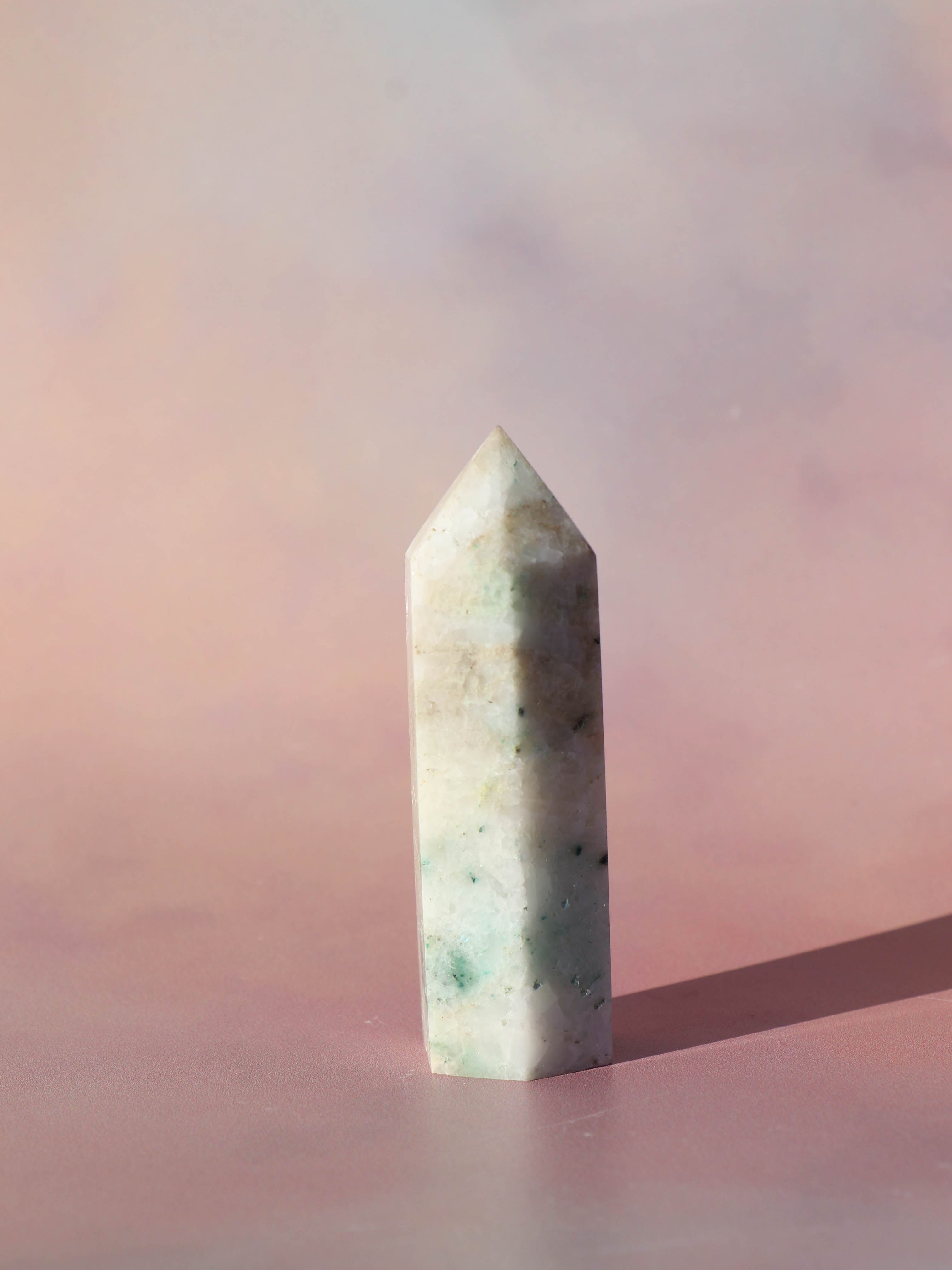 Fønix er en ultra smuk blå/grøn blanding af flere krystaller. Fønix er kendt som en compassion sten, der er en kombination af malakit, chrysocolla og turkis.