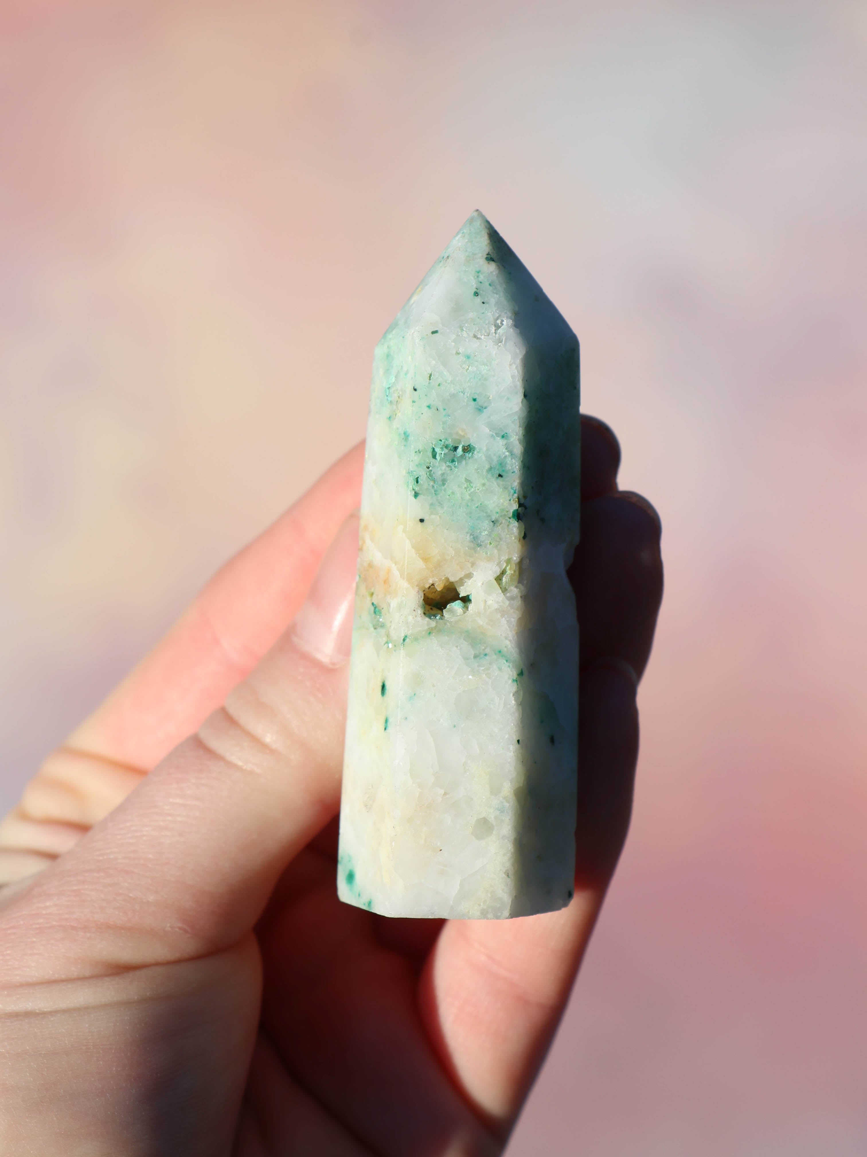 Fønix er en ultra smuk blå/grøn blanding af flere krystaller. Fønix er kendt som en compassion sten, der er en kombination af malakit, chrysocolla og turkis.