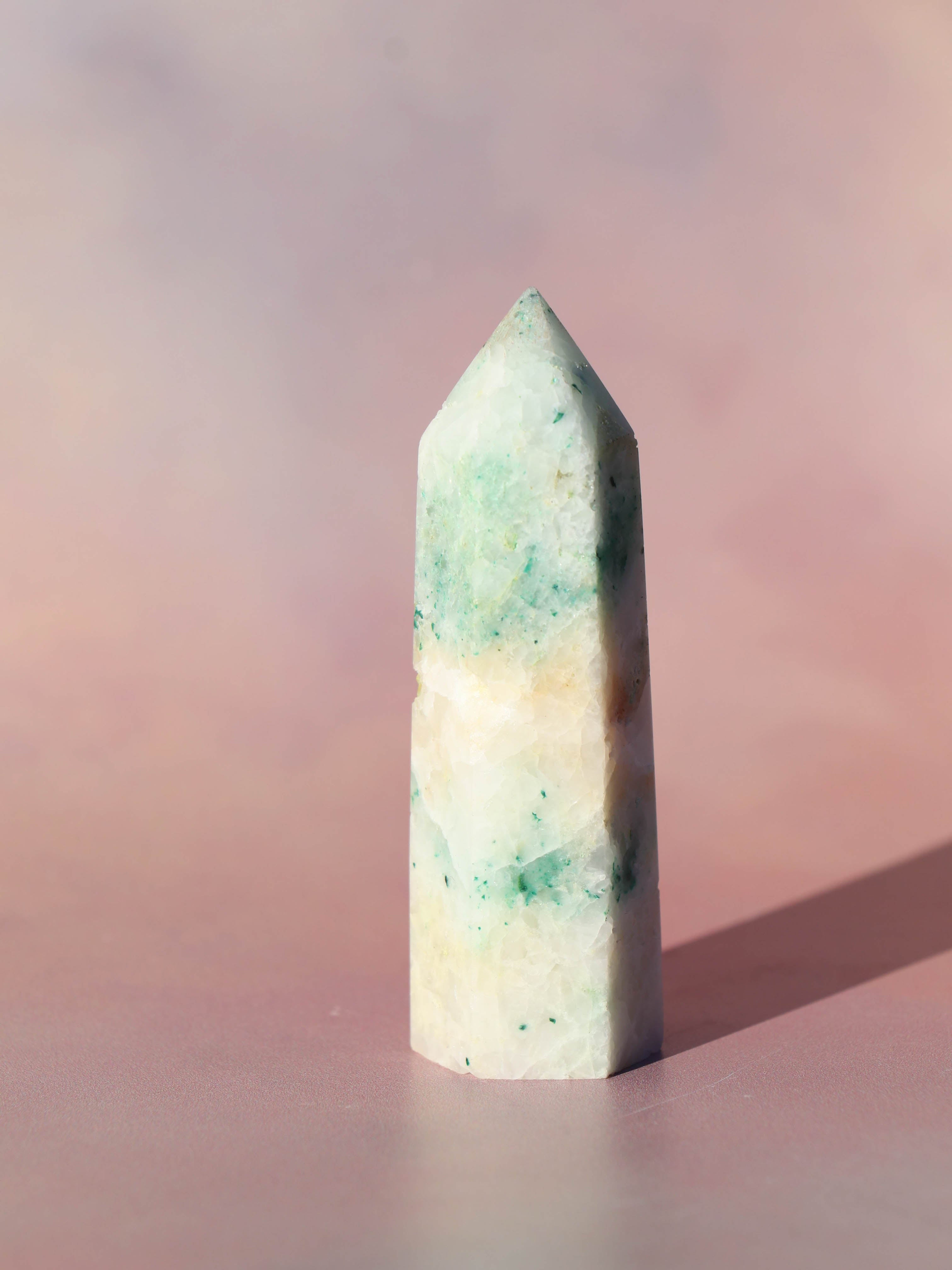 Fønix er en ultra smuk blå/grøn blanding af flere krystaller. Fønix er kendt som en compassion sten, der er en kombination af malakit, chrysocolla og turkis.