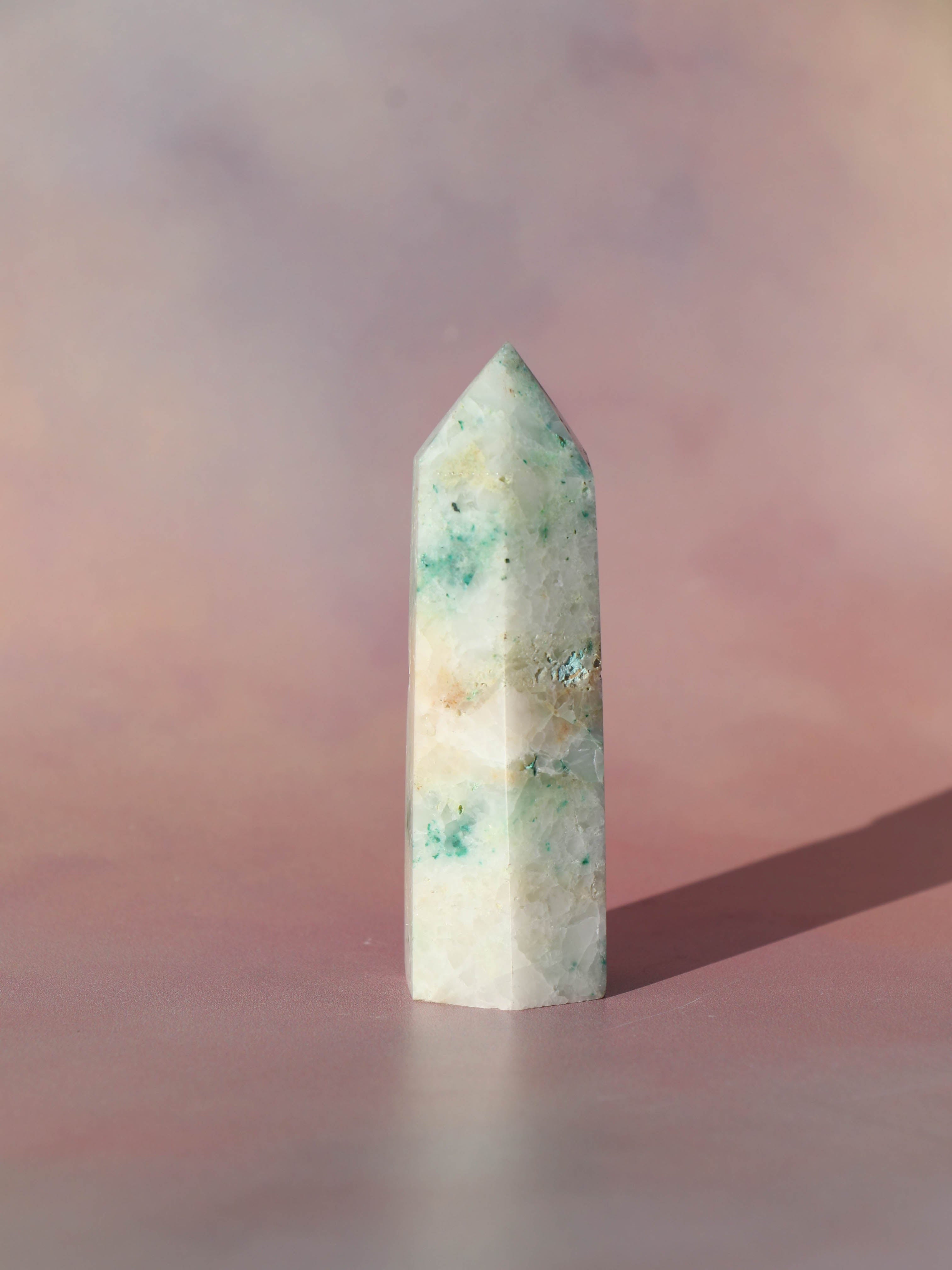 Fønix er en ultra smuk blå/grøn blanding af flere krystaller. Fønix er kendt som en compassion sten, der er en kombination af malakit, chrysocolla og turkis.