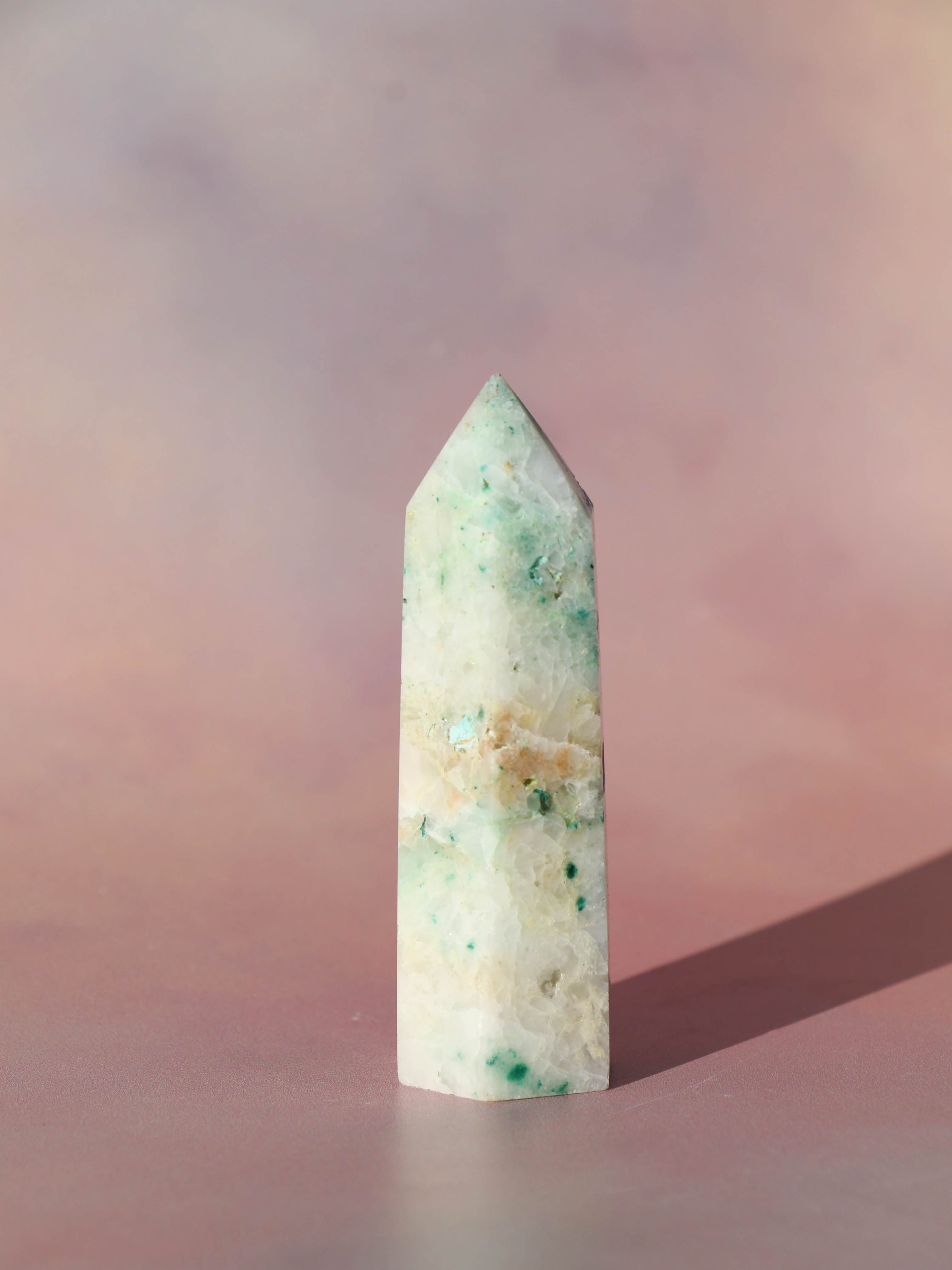 Fønix er en ultra smuk blå/grøn blanding af flere krystaller. Fønix er kendt som en compassion sten, der er en kombination af malakit, chrysocolla og turkis.