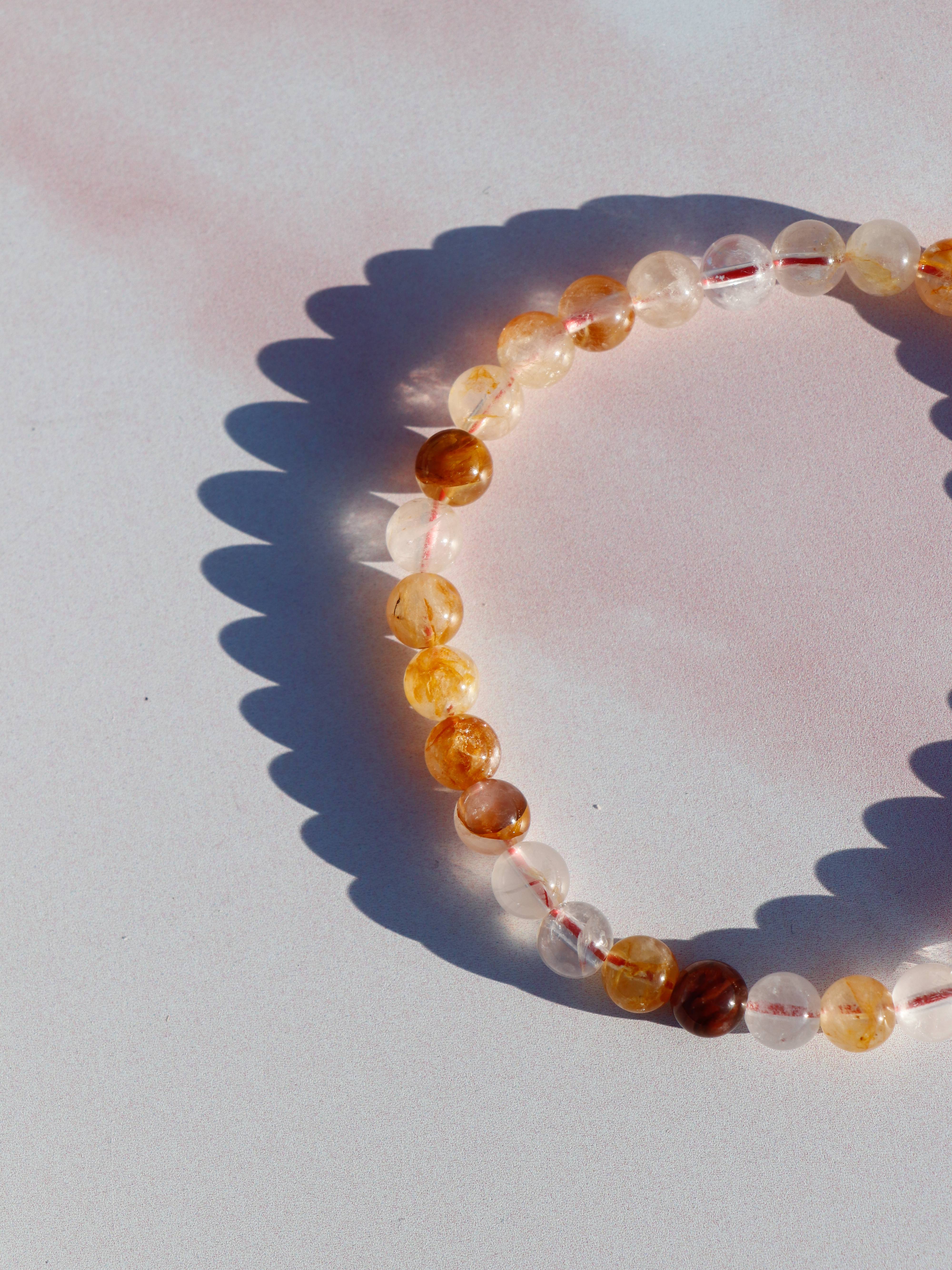 Golden Healer er en højvibrerende krystal fyldt med lys og energi. Den hjælper med dyb healing, indre balance og spirituel udvikling ved at forbinde dig med universets højeste energier. Golden Healer renser energifelter, fremmer positiv transformation og styrker sindet. Perfekt til meditation, healing og manifestation