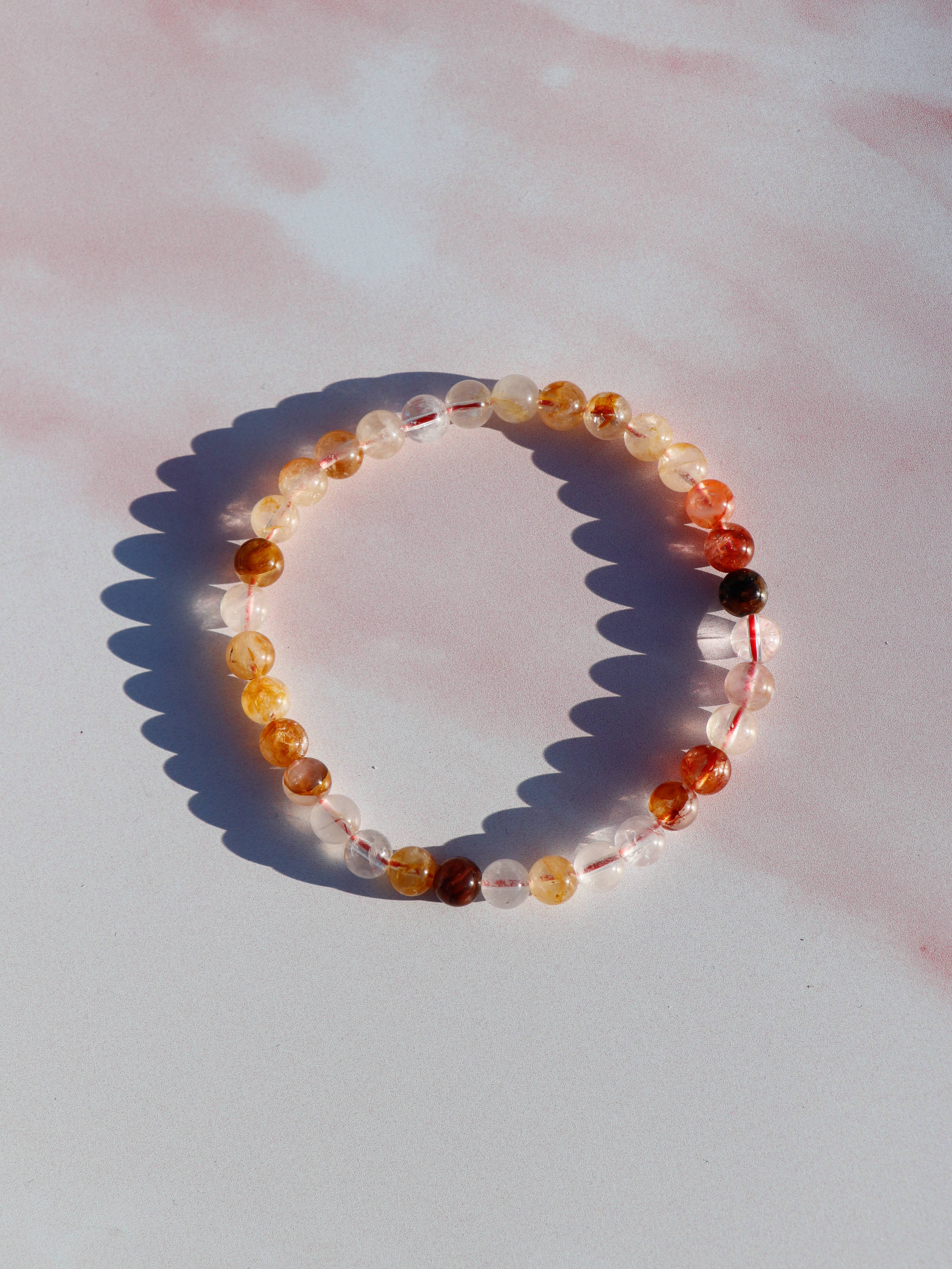 Golden Healer er en højvibrerende krystal fyldt med lys og energi. Den hjælper med dyb healing, indre balance og spirituel udvikling ved at forbinde dig med universets højeste energier. Golden Healer renser energifelter, fremmer positiv transformation og styrker sindet. Perfekt til meditation, healing og manifestation
