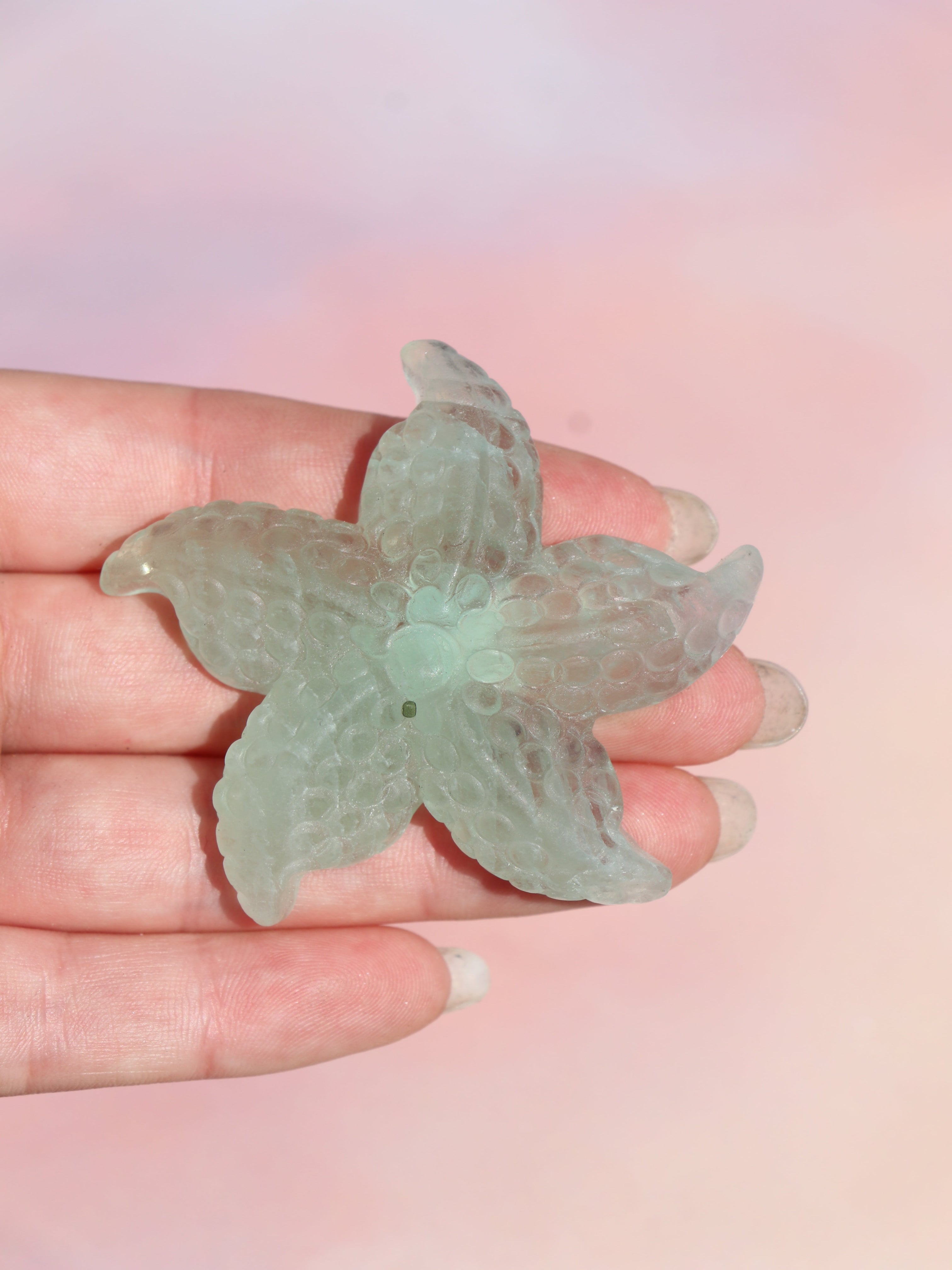 Smuk grøn fluorit krystal søstjerne firgur. En beroligende krystal, der styrker fokus, klarhed og hjertets energi. Perfekt til meditation, indretning og spirituel balance.
