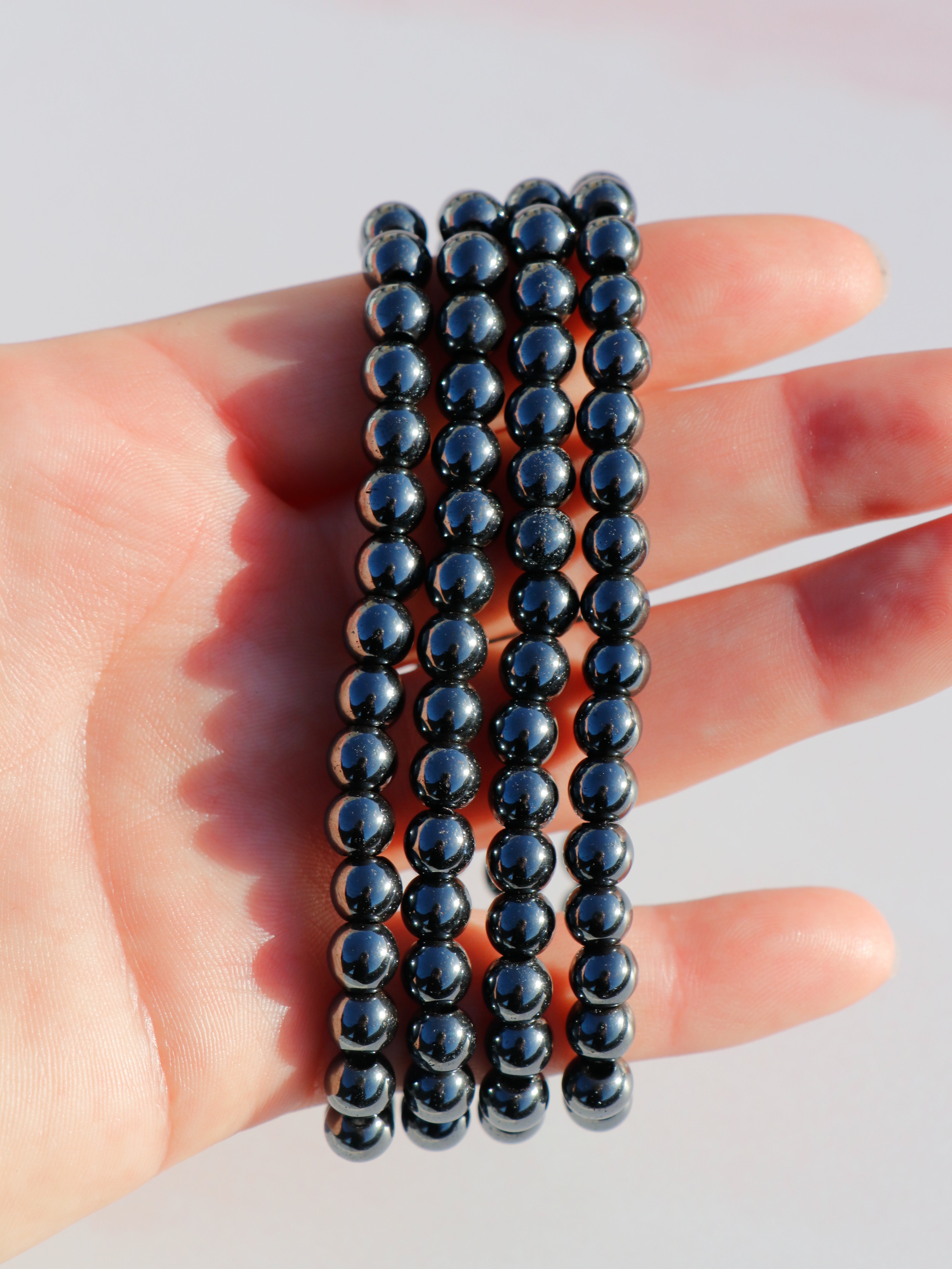 Hæmatit armbånd med blank, metallisk glans. Kendt for jordforbindelse, beskyttelse og styrkelse af selvtillid.