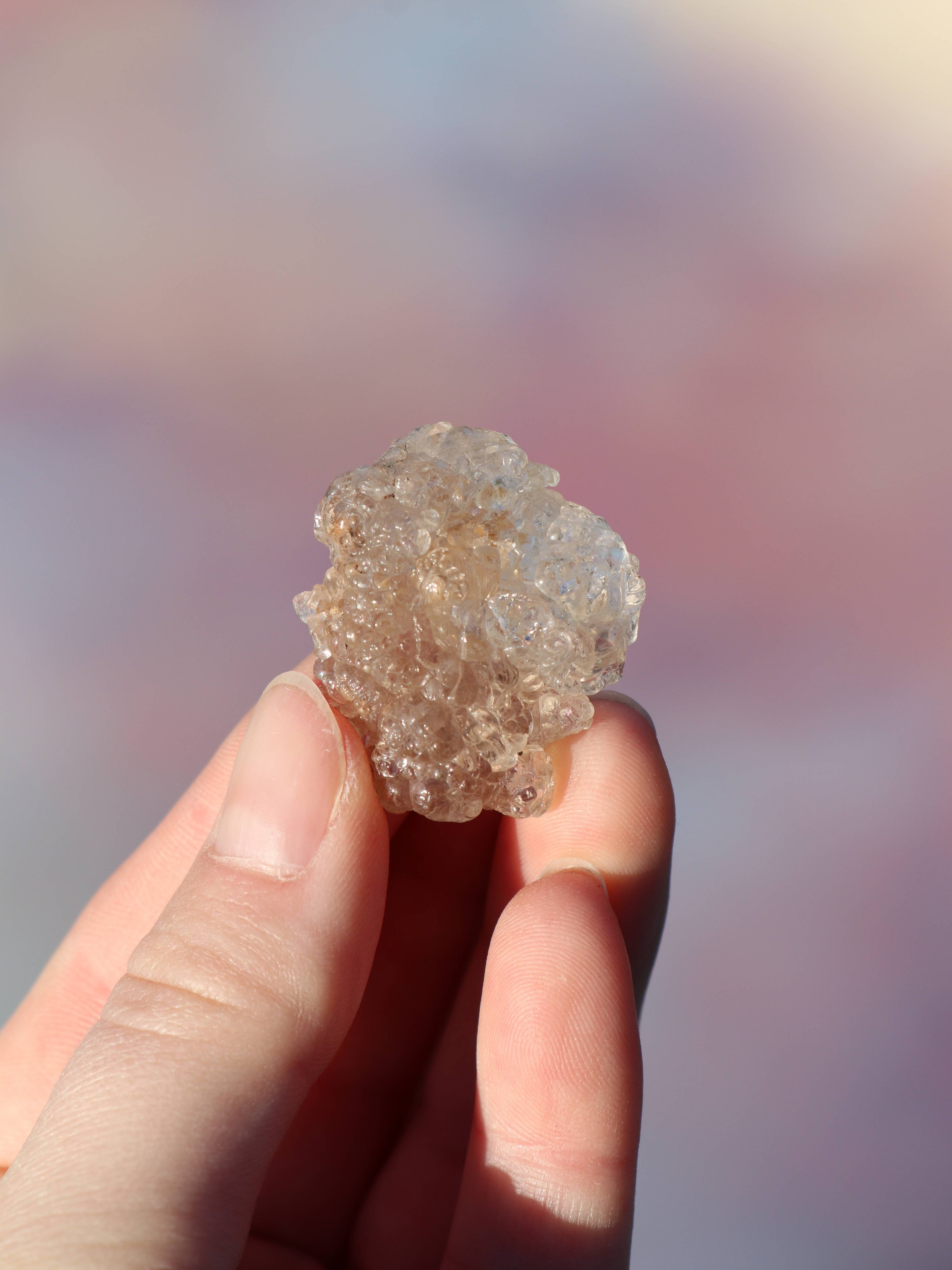 Hyalit opal bringer klarhed, intuition og følelsesmæssig healing. En beroligende krystal, perfekt til meditation, flow og kreativt fokus.