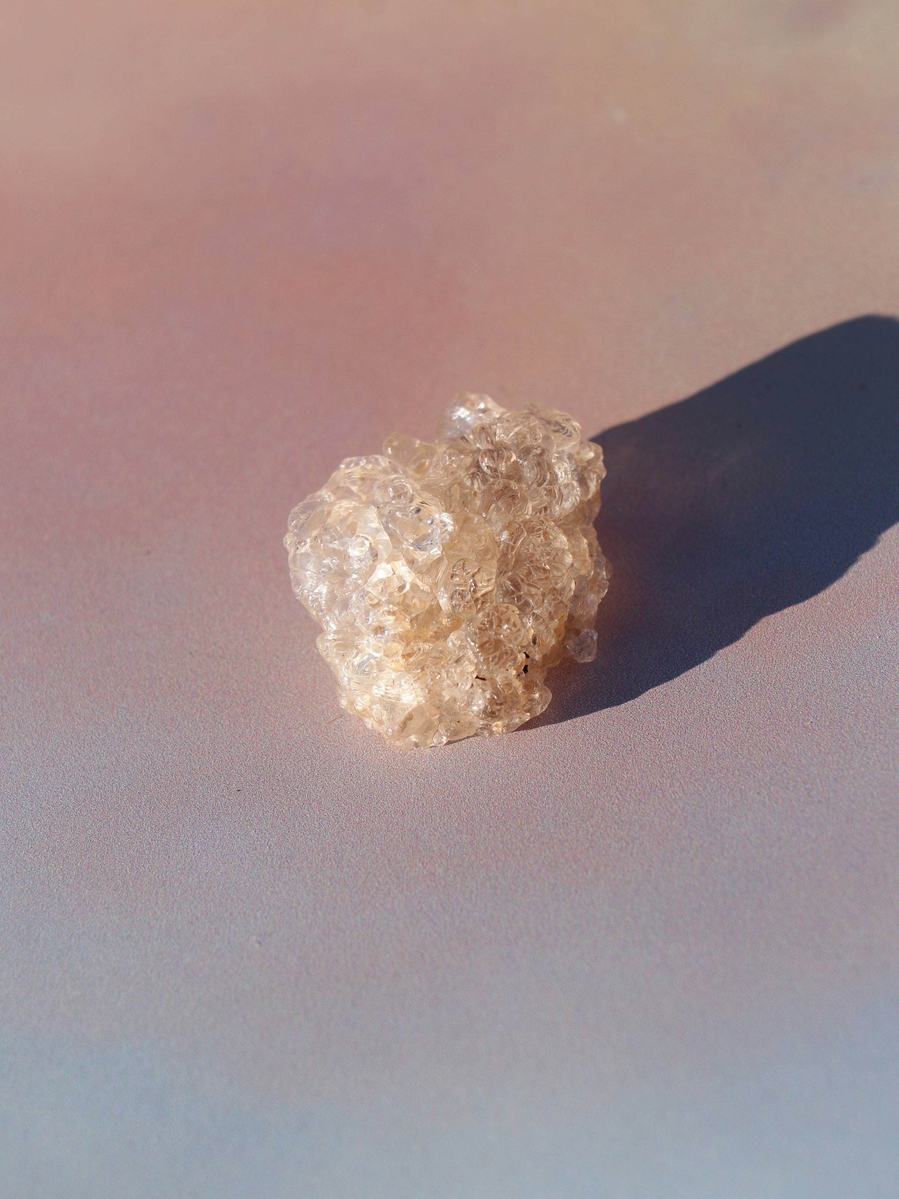 Hyalit opal bringer klarhed, intuition og følelsesmæssig healing. En beroligende krystal, perfekt til meditation, flow og kreativt fokus.