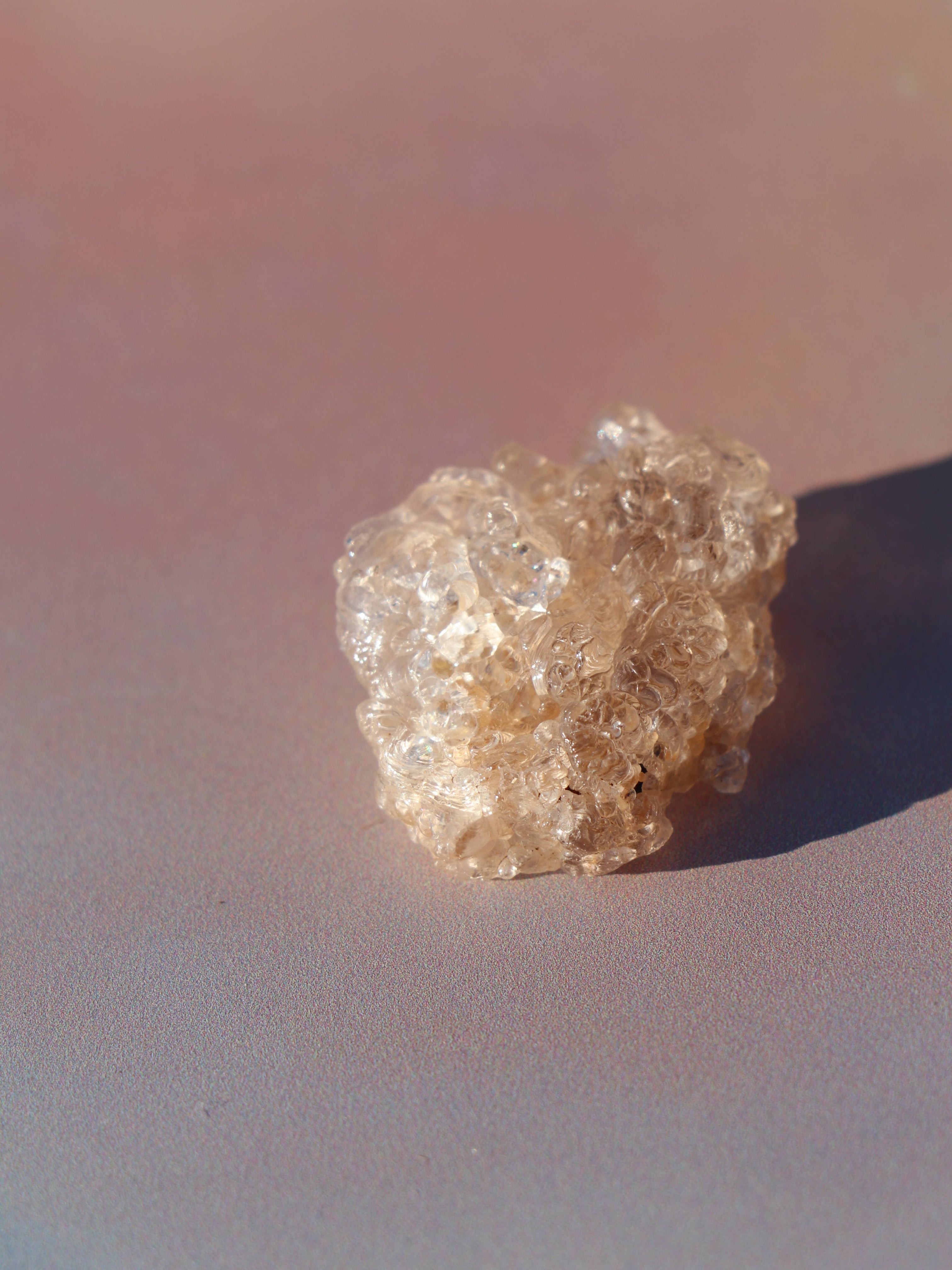 Hyalit opal bringer klarhed, intuition og følelsesmæssig healing. En beroligende krystal, perfekt til meditation, flow og kreativt fokus.