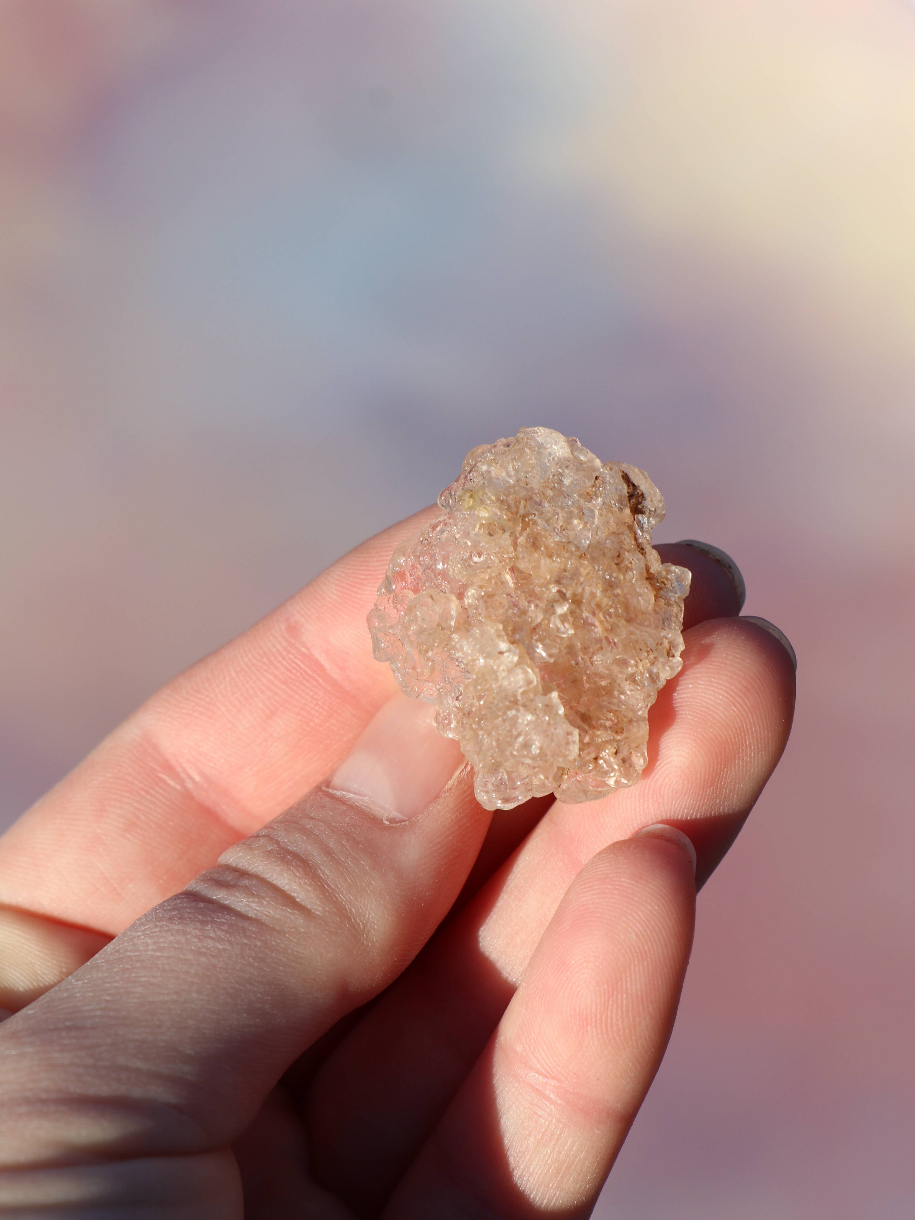 Hyalit opal bringer klarhed, intuition og følelsesmæssig healing. En beroligende krystal, perfekt til meditation, flow og kreativt fokus.