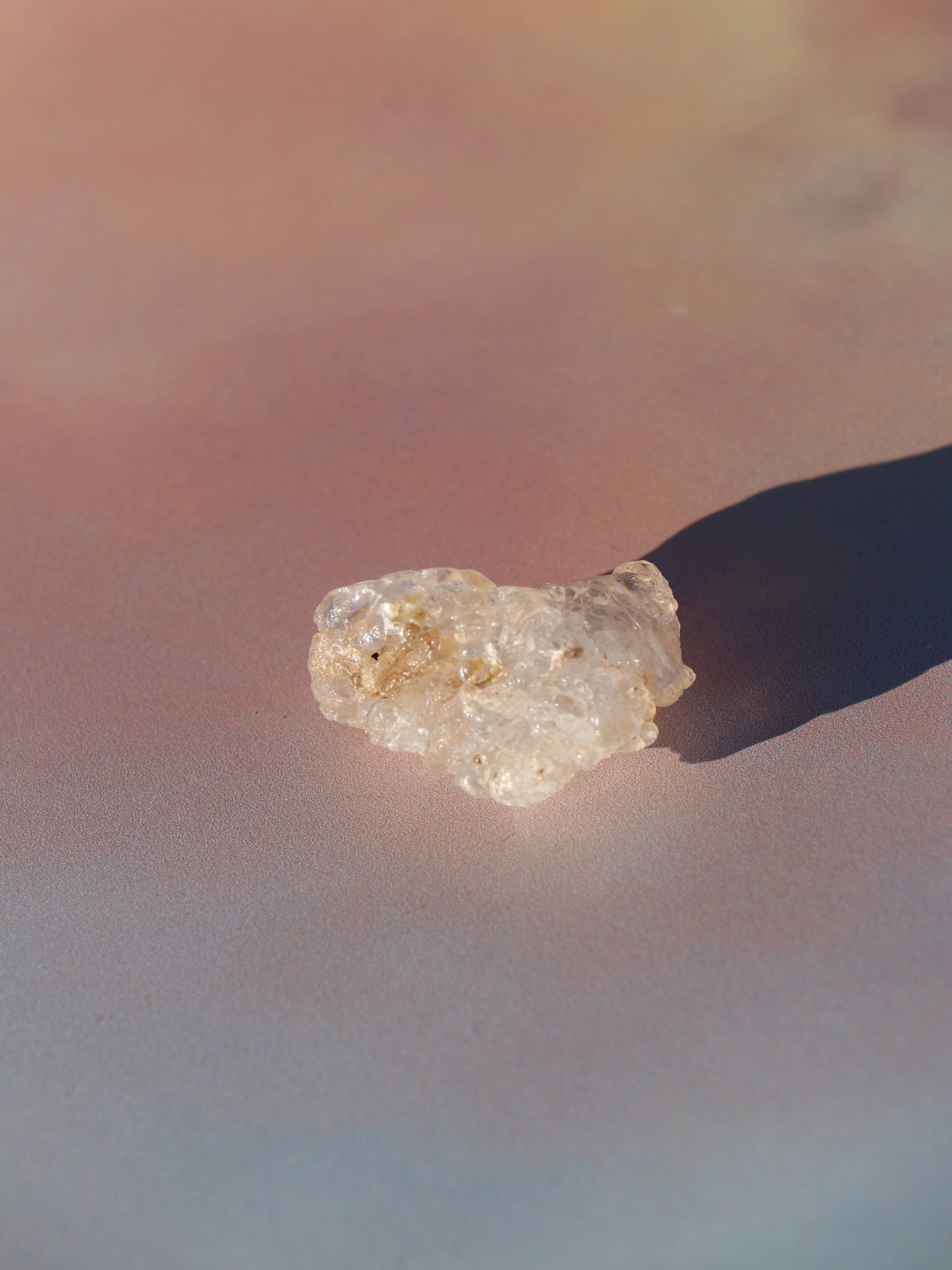Hyalit opal bringer klarhed, intuition og følelsesmæssig healing. En beroligende krystal, perfekt til meditation, flow og kreativt fokus.