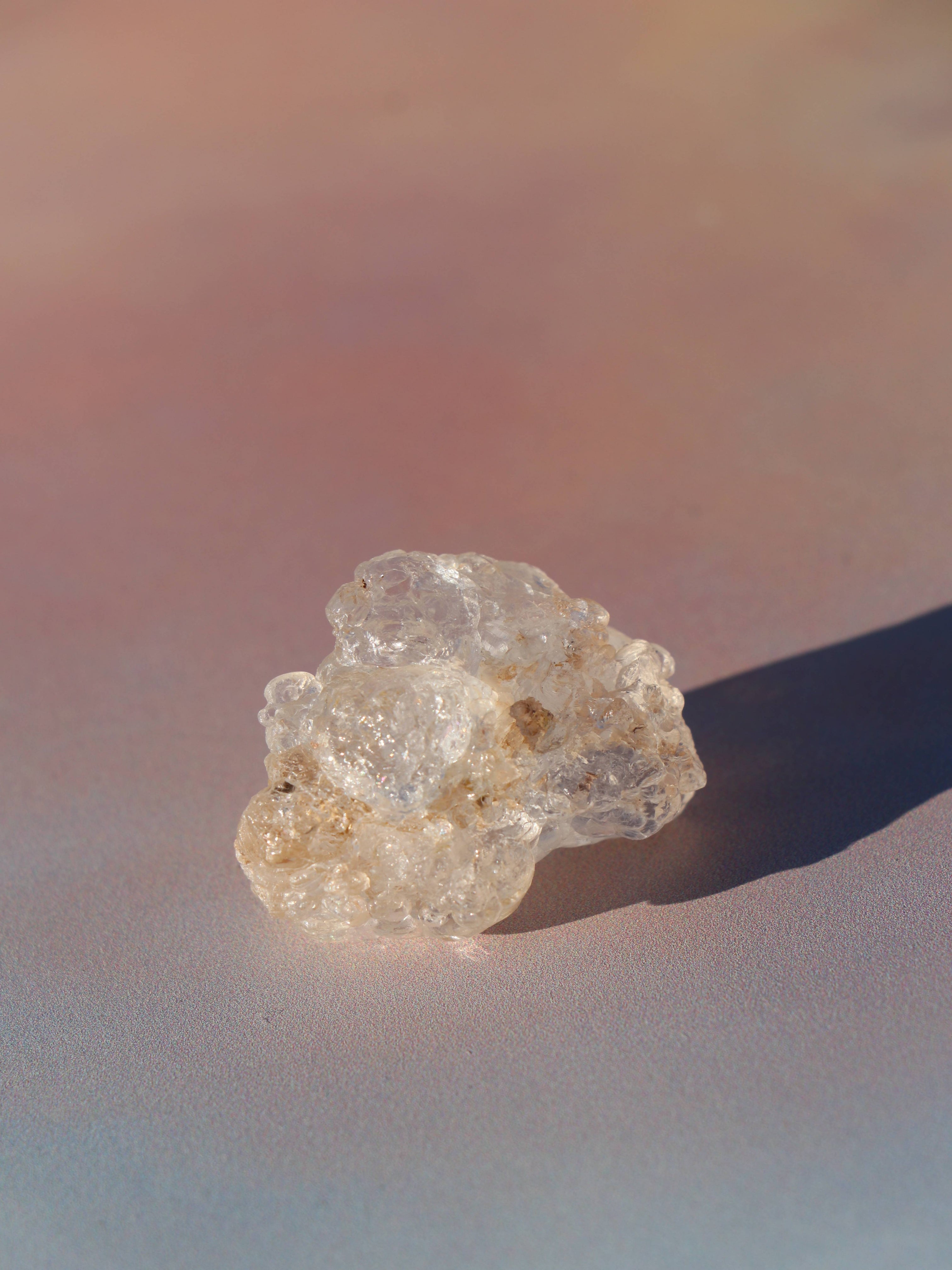 Hyalit opal bringer klarhed, intuition og følelsesmæssig healing. En beroligende krystal, perfekt til meditation, flow og kreativt fokus.