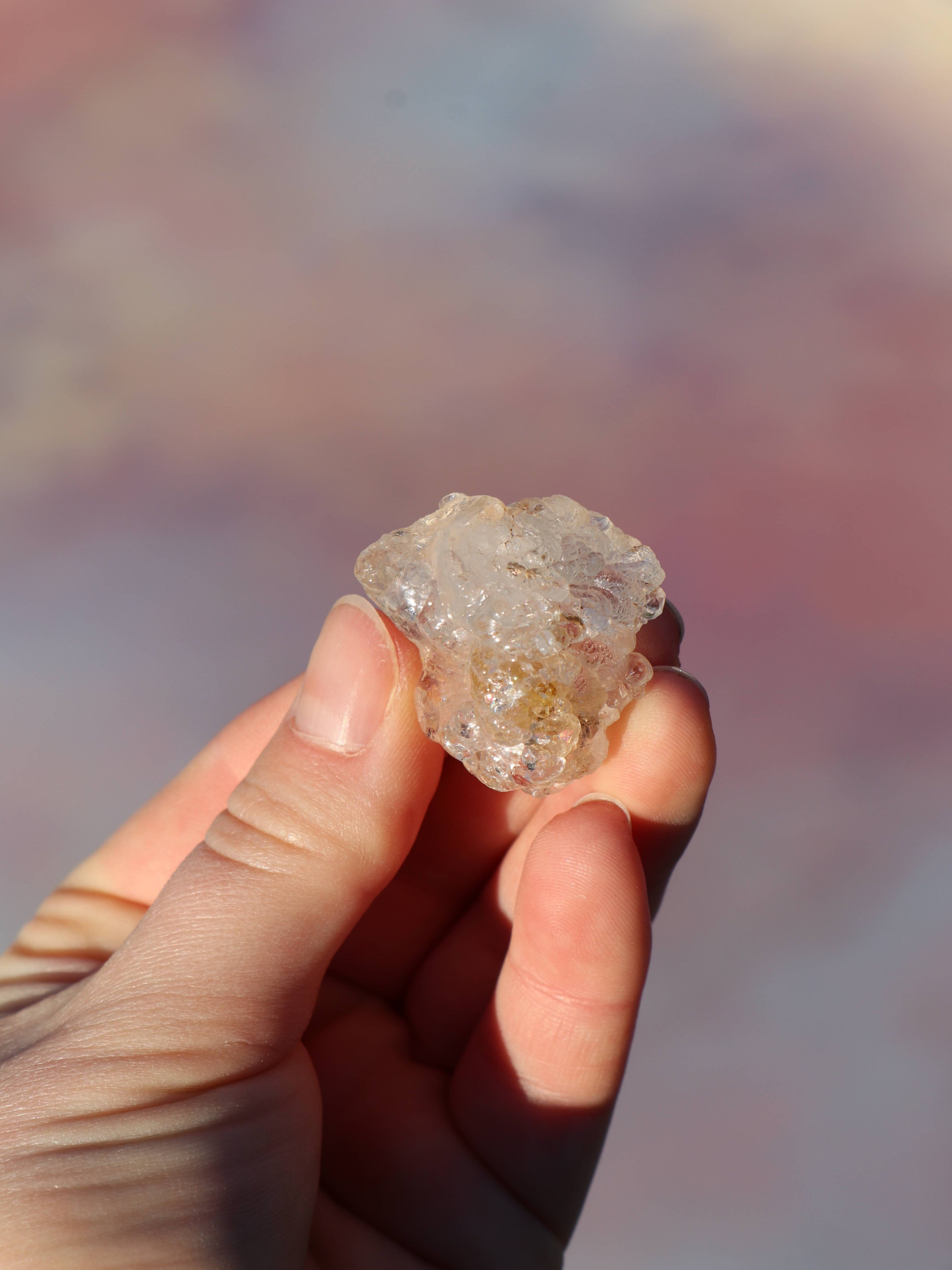 Hyalit opal bringer klarhed, intuition og følelsesmæssig healing. En beroligende krystal, perfekt til meditation, flow og kreativt fokus.
