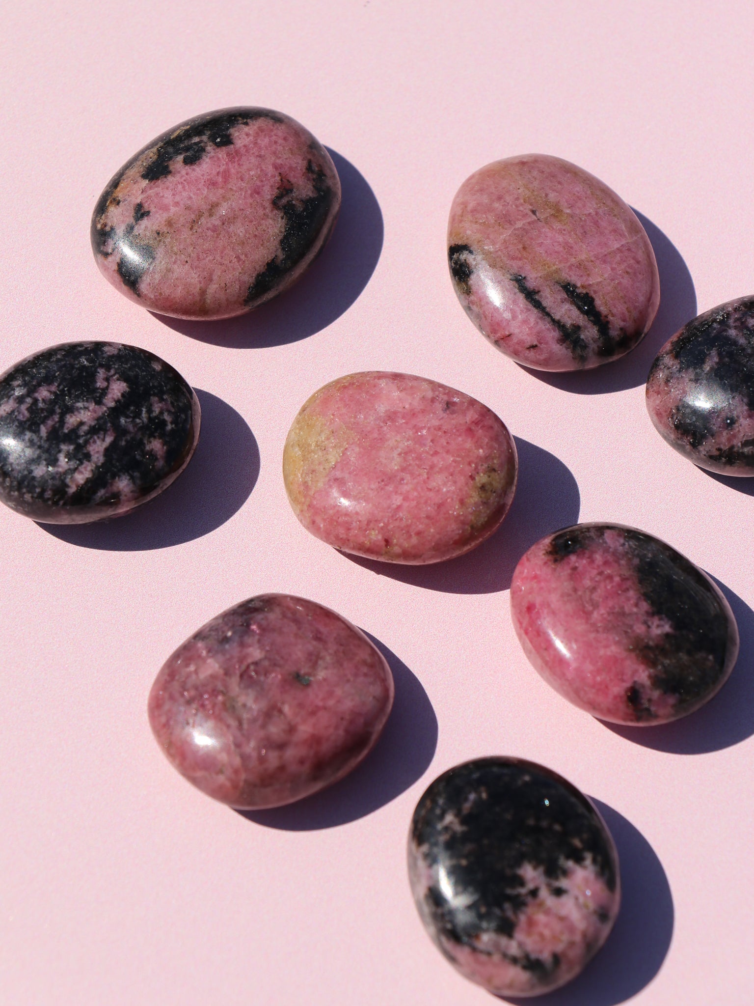 Rhodonit Palmstone - CuriousCompassion.dk