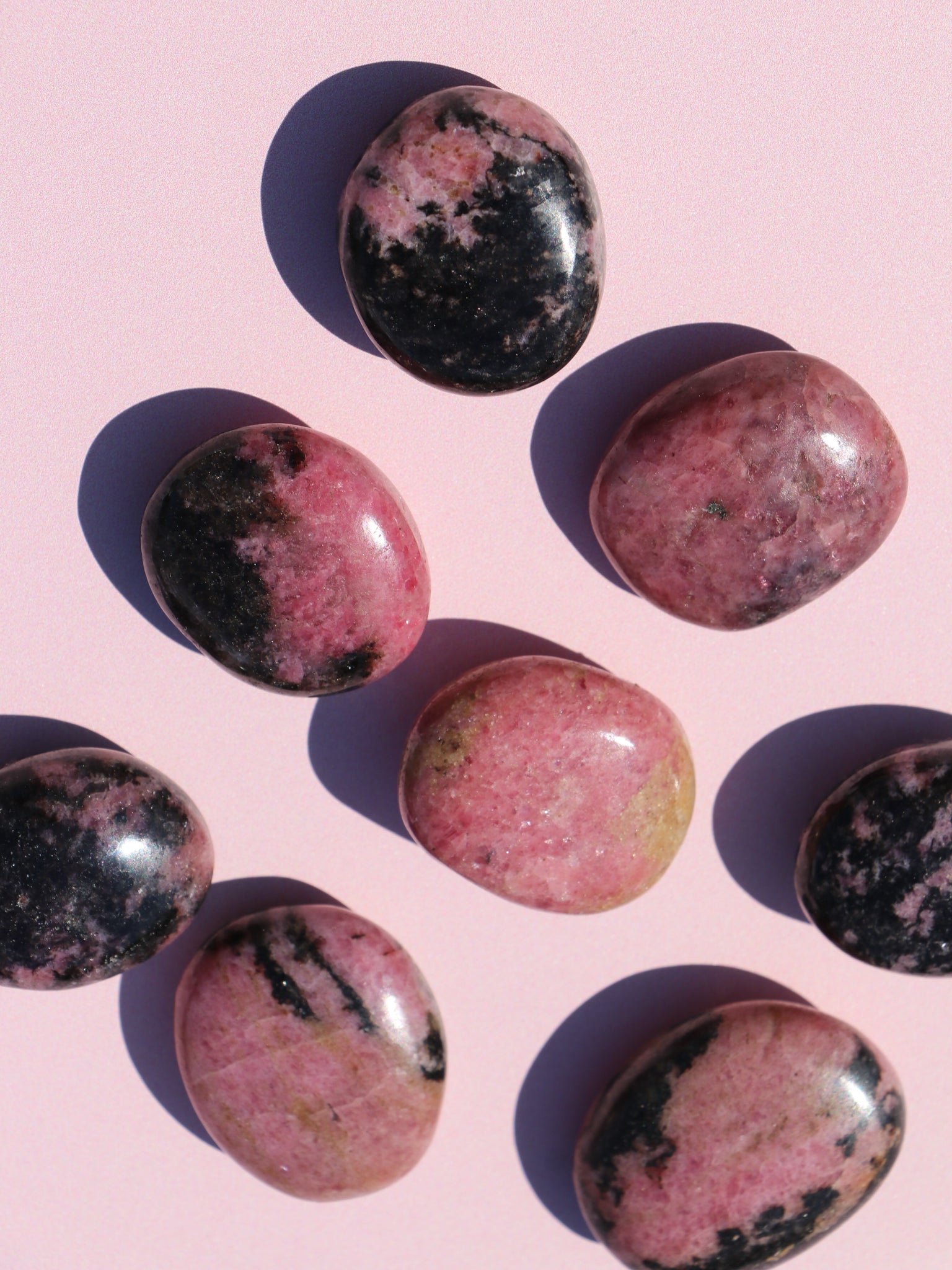 Rhodonit Palmstone - CuriousCompassion.dk