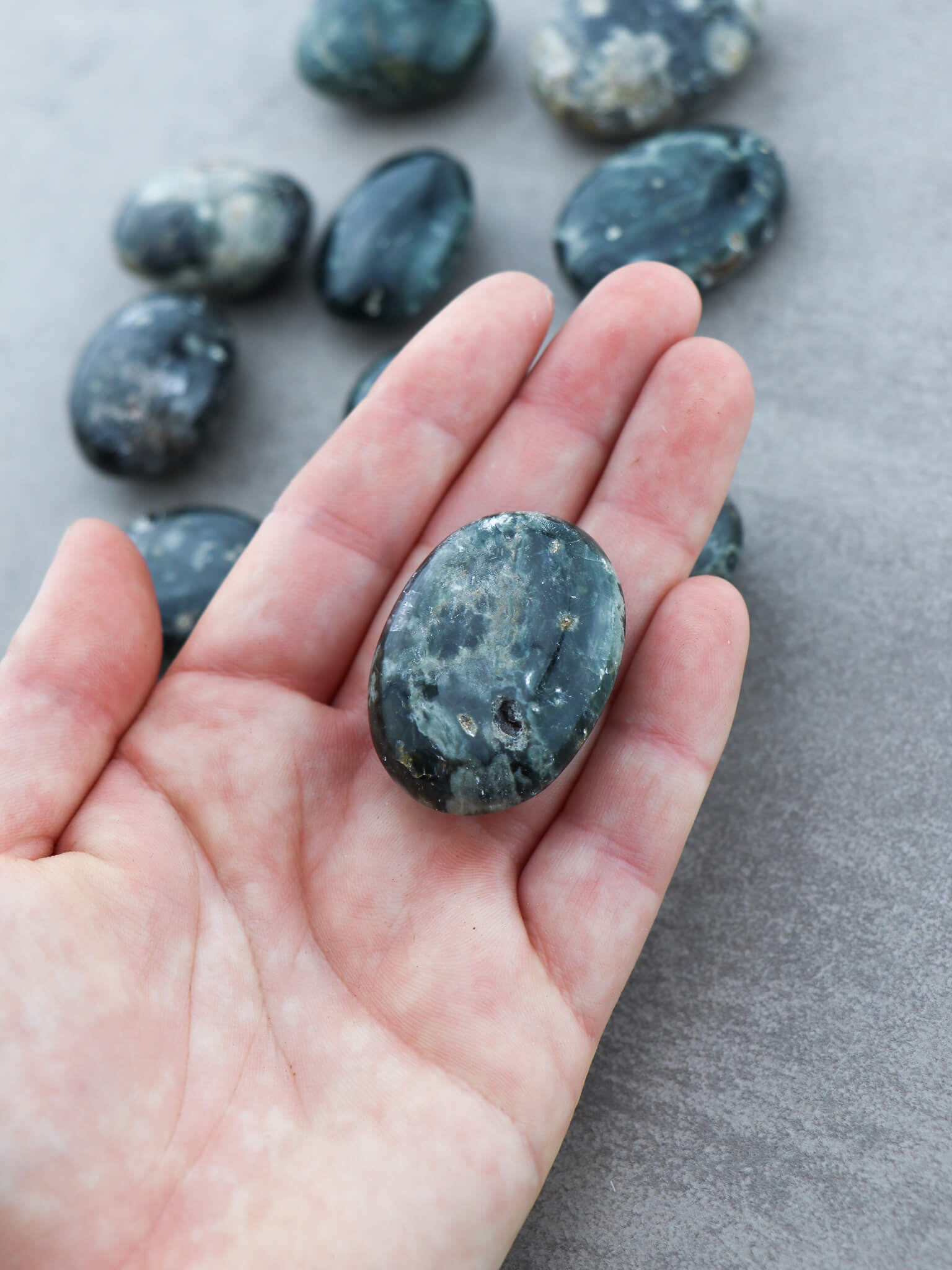 Ocean jaspis palmstone - CuriousCompassion.dk