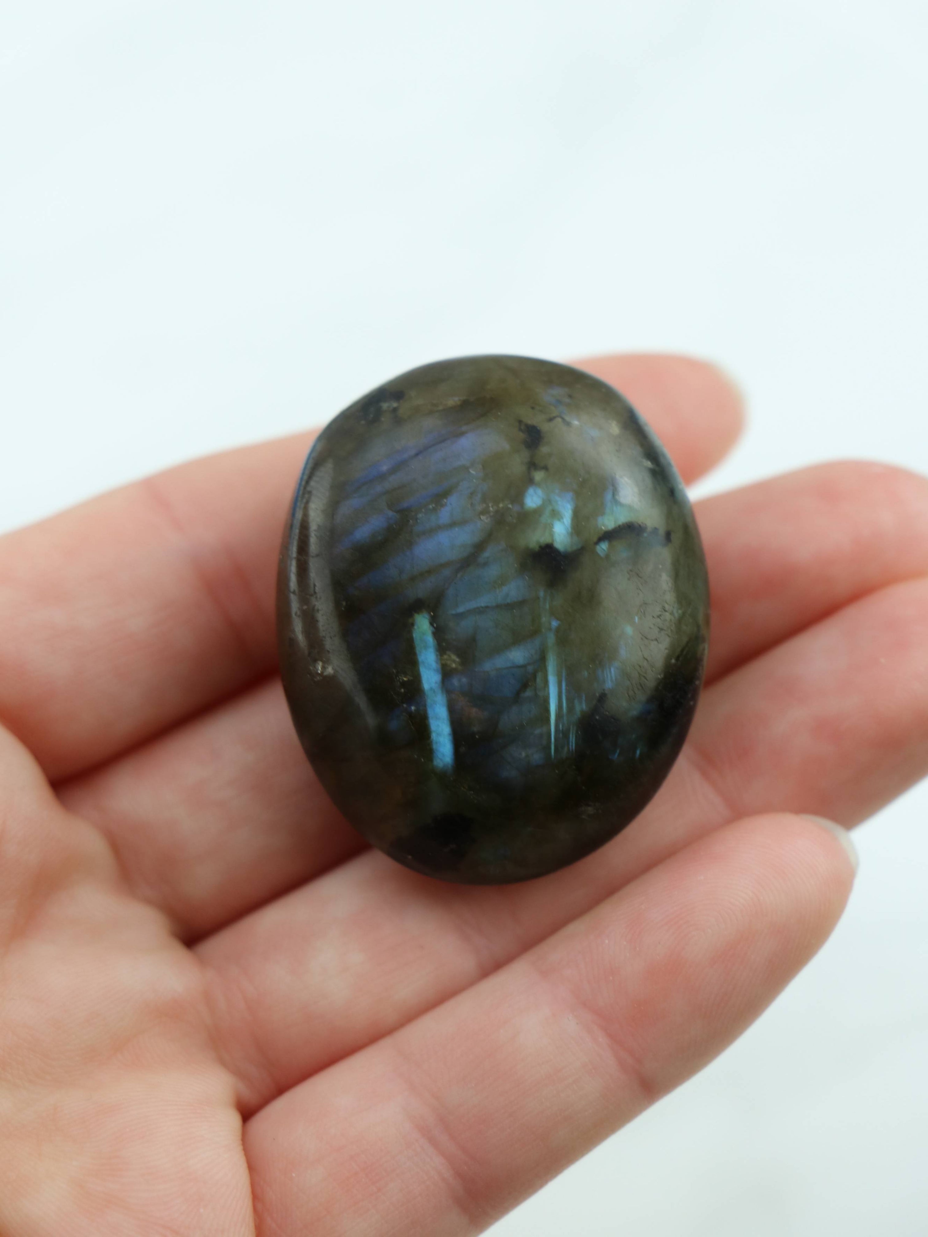 Labradorit er en smuk, beskyttende krystal, der styrker kommunikation og intuition. Med sin iriserende farvespil hjælper den med at åbne hals- og tredje øje chakra, samtidig med at den beskytter mod negativ energi. Perfekt til spirituel vækst og selvudtryk.
