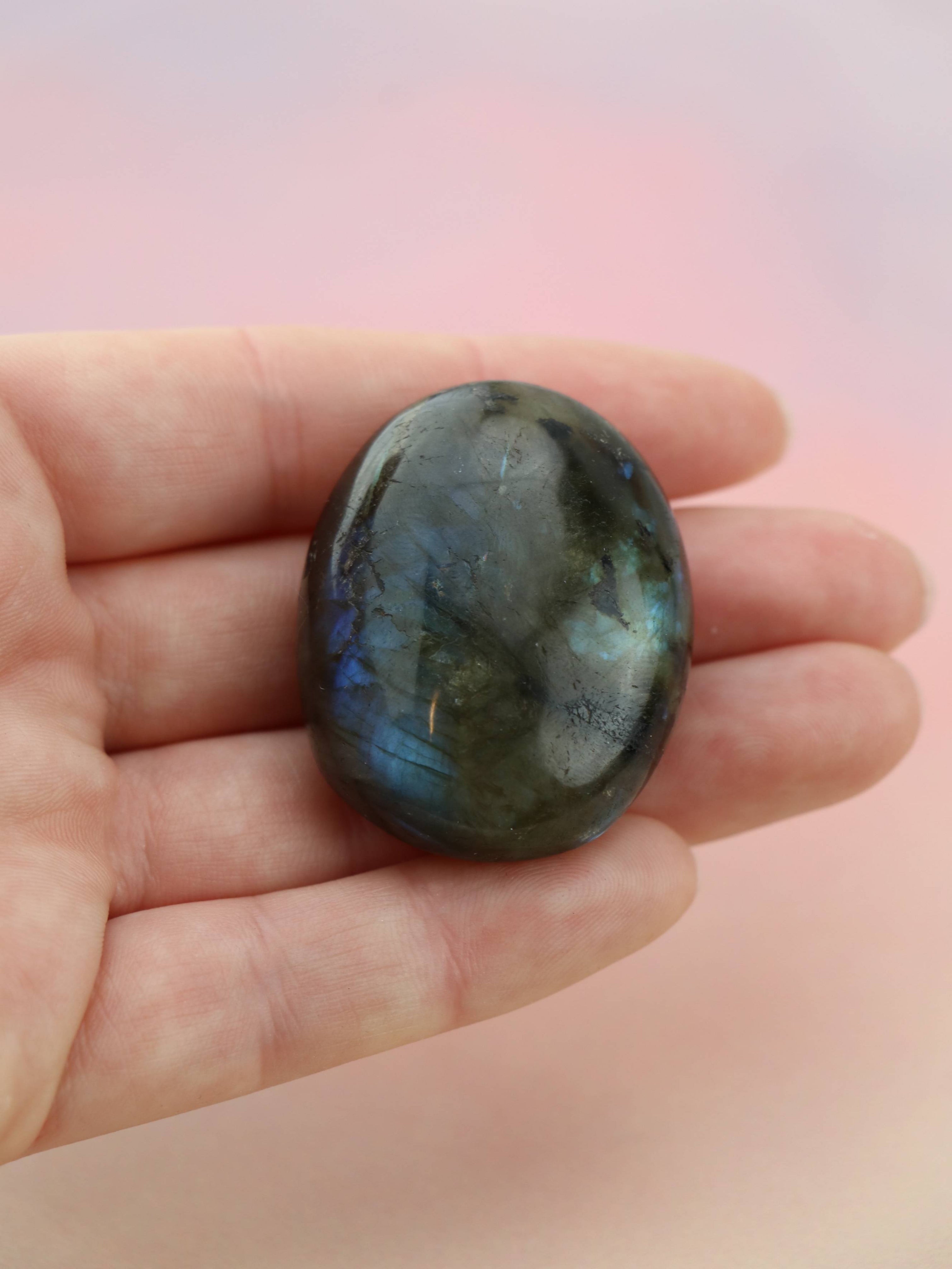 Labradorit er en smuk, beskyttende krystal, der styrker kommunikation og intuition. Med sin iriserende farvespil hjælper den med at åbne hals- og tredje øje chakra, samtidig med at den beskytter mod negativ energi. Perfekt til spirituel vækst og selvudtryk.