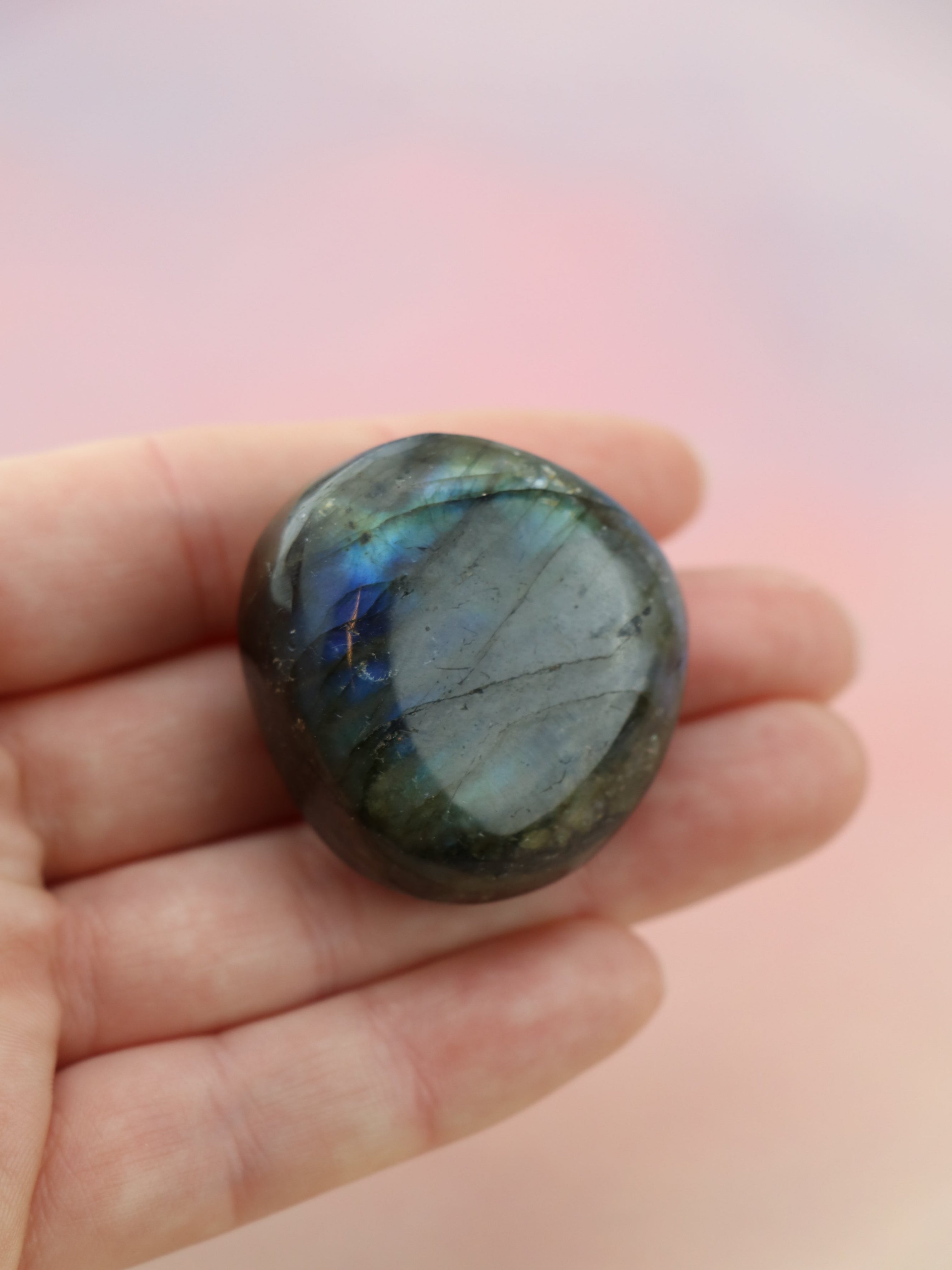 Labradorit er en smuk, beskyttende krystal, der styrker kommunikation og intuition. Med sin iriserende farvespil hjælper den med at åbne hals- og tredje øje chakra, samtidig med at den beskytter mod negativ energi. Perfekt til spirituel vækst og selvudtryk.