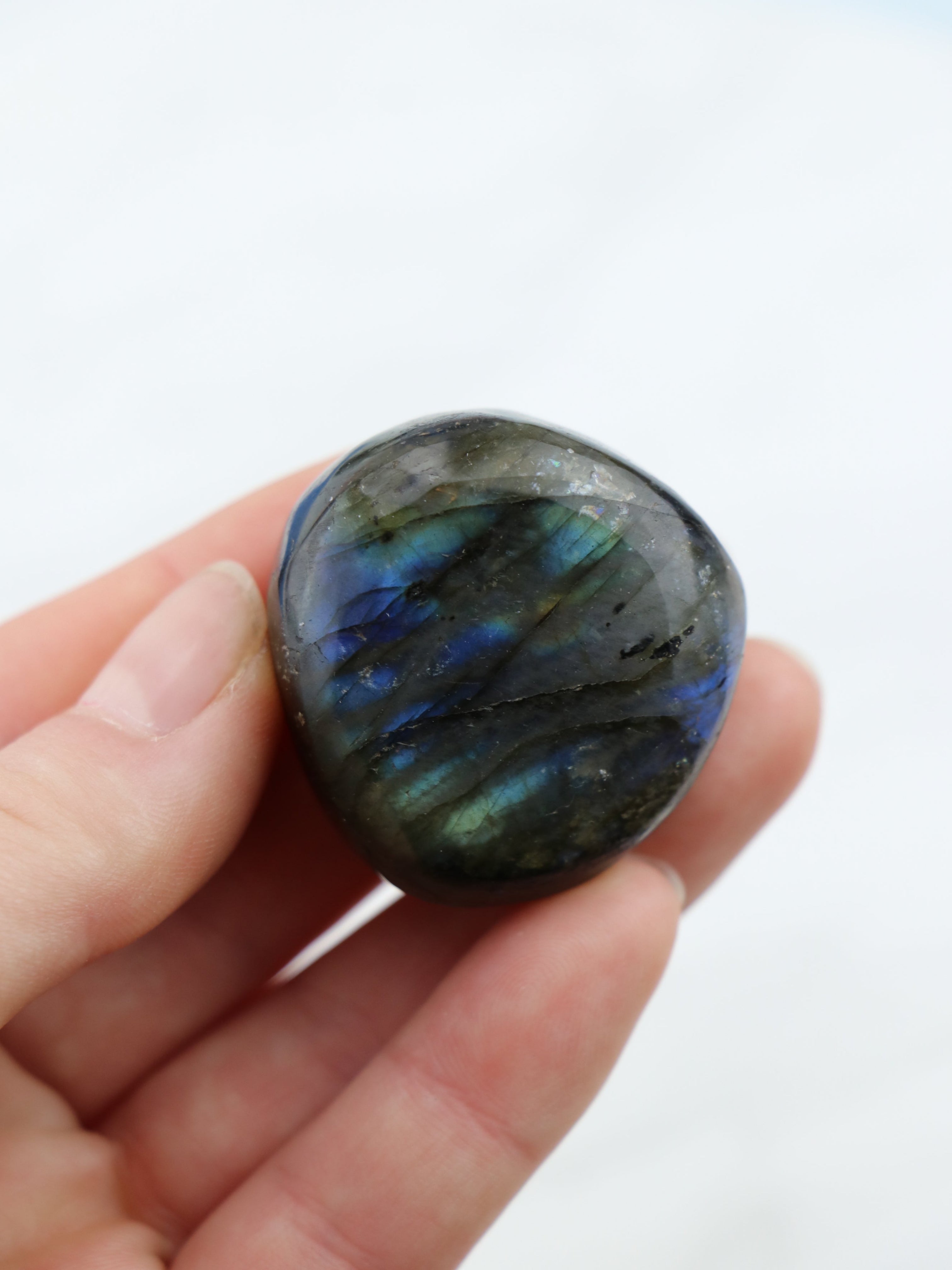 Labradorit er en smuk, beskyttende krystal, der styrker kommunikation og intuition. Med sin iriserende farvespil hjælper den med at åbne hals- og tredje øje chakra, samtidig med at den beskytter mod negativ energi. Perfekt til spirituel vækst og selvudtryk.