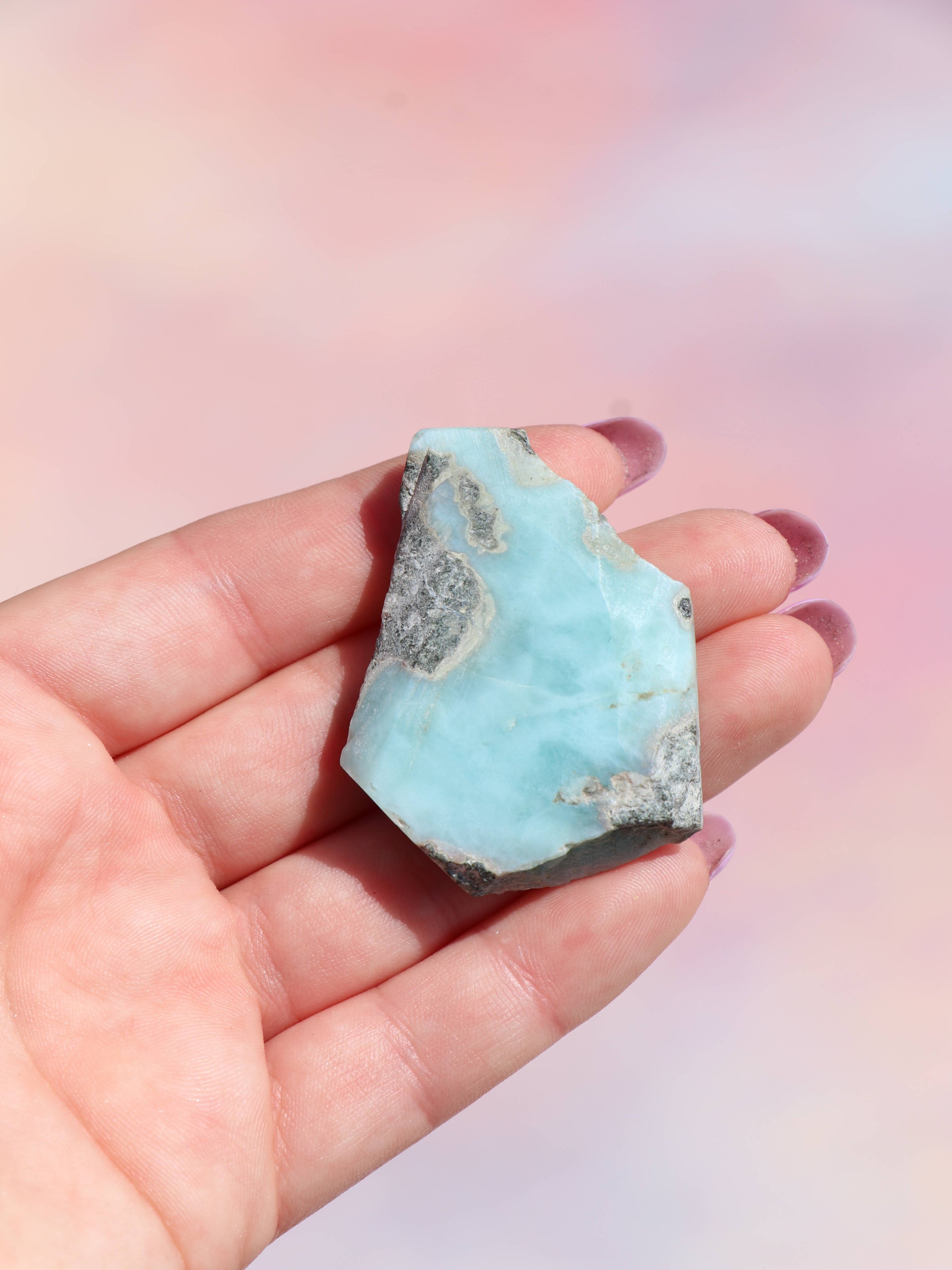 Larimar Stykker - Sjælden Skønhed & Rolig Energi fra Caribien
Oplev den beroligende energi fra larimar stykker, en sjælden og eksklusiv krystal kun fundet i Den Dominikanske Republik. Kendt som “Atlantis-stenen” og halschakraets krystal, hjælper larimar med at bringe indre ro, kommunikation og følelsesmæssig balance.
Egenskaber: Understøtter klar kommunikation og følelsesmæssig frigørelse. Fremmer ro, harmoni og selvudvikling. Forbundet med vandets element og feminin energi