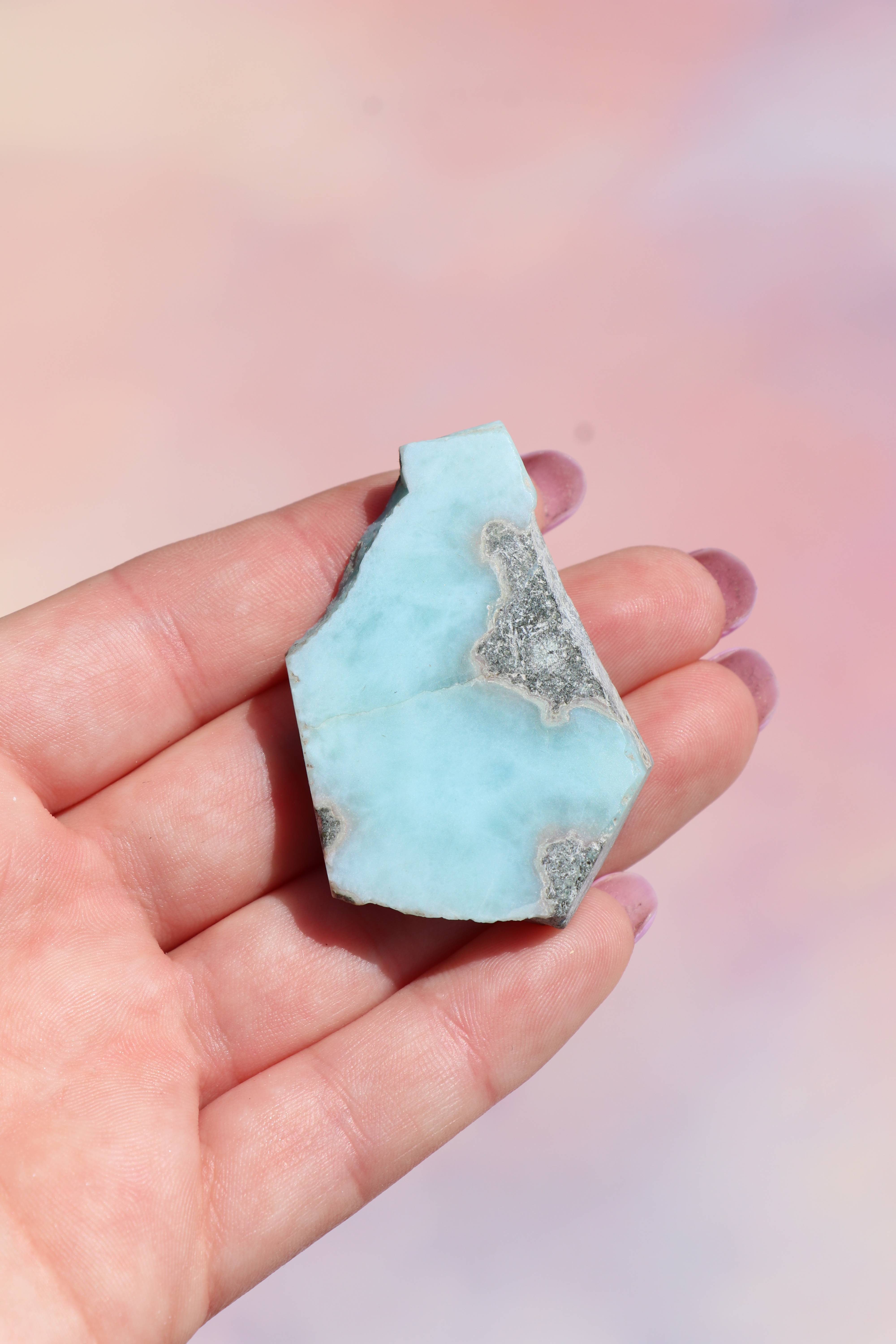Larimar Stykker - Sjælden Skønhed & Rolig Energi fra Caribien
Oplev den beroligende energi fra larimar stykker, en sjælden og eksklusiv krystal kun fundet i Den Dominikanske Republik. Kendt som “Atlantis-stenen” og halschakraets krystal, hjælper larimar med at bringe indre ro, kommunikation og følelsesmæssig balance.
Egenskaber: Understøtter klar kommunikation og følelsesmæssig frigørelse. Fremmer ro, harmoni og selvudvikling. Forbundet med vandets element og feminin energi