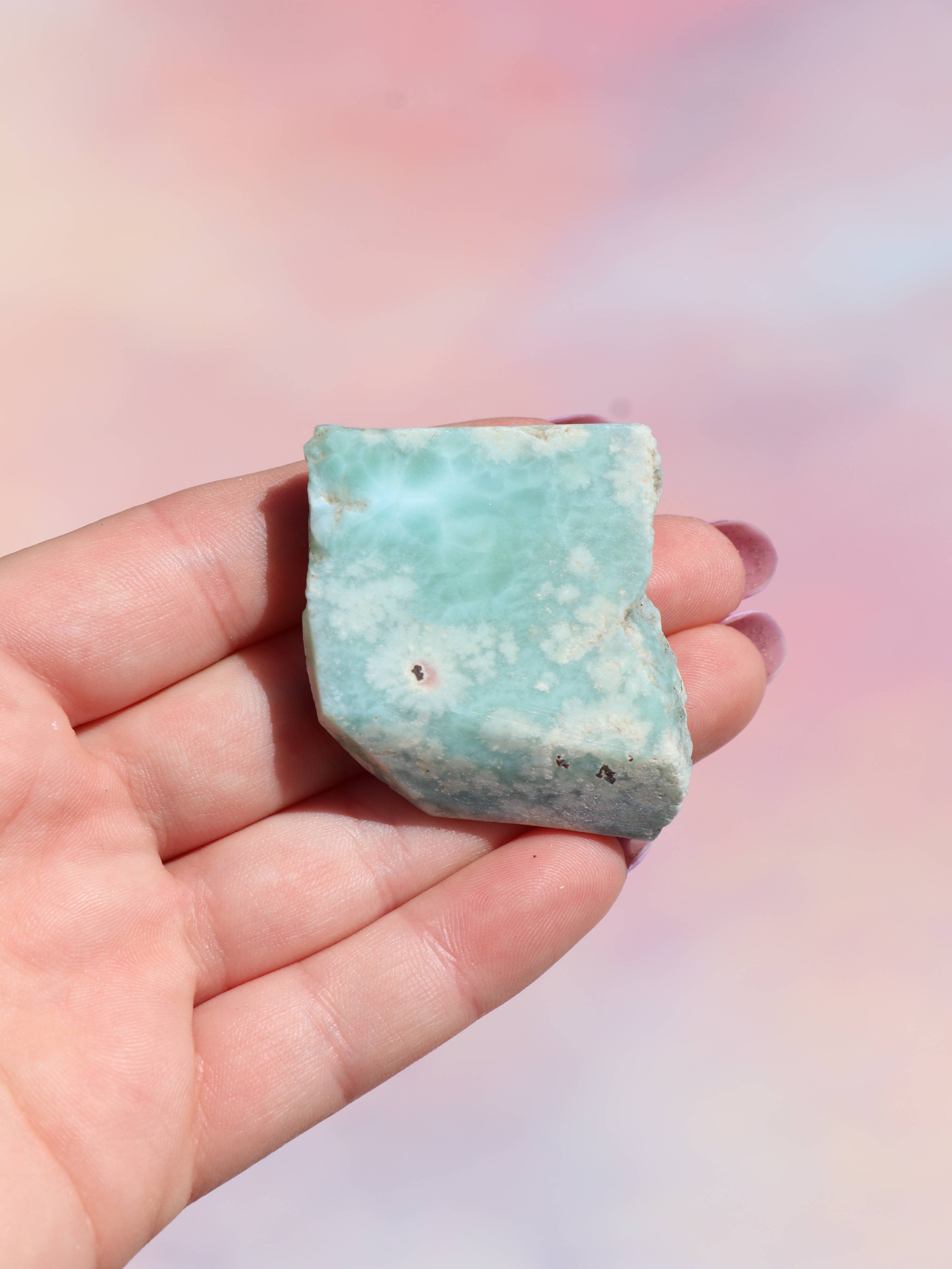 Larimar Stykker - Sjælden Skønhed & Rolig Energi fra Caribien
Oplev den beroligende energi fra larimar stykker, en sjælden og eksklusiv krystal kun fundet i Den Dominikanske Republik. Kendt som “Atlantis-stenen” og halschakraets krystal, hjælper larimar med at bringe indre ro, kommunikation og følelsesmæssig balance.
Egenskaber: Understøtter klar kommunikation og følelsesmæssig frigørelse. Fremmer ro, harmoni og selvudvikling. Forbundet med vandets element og feminin energi