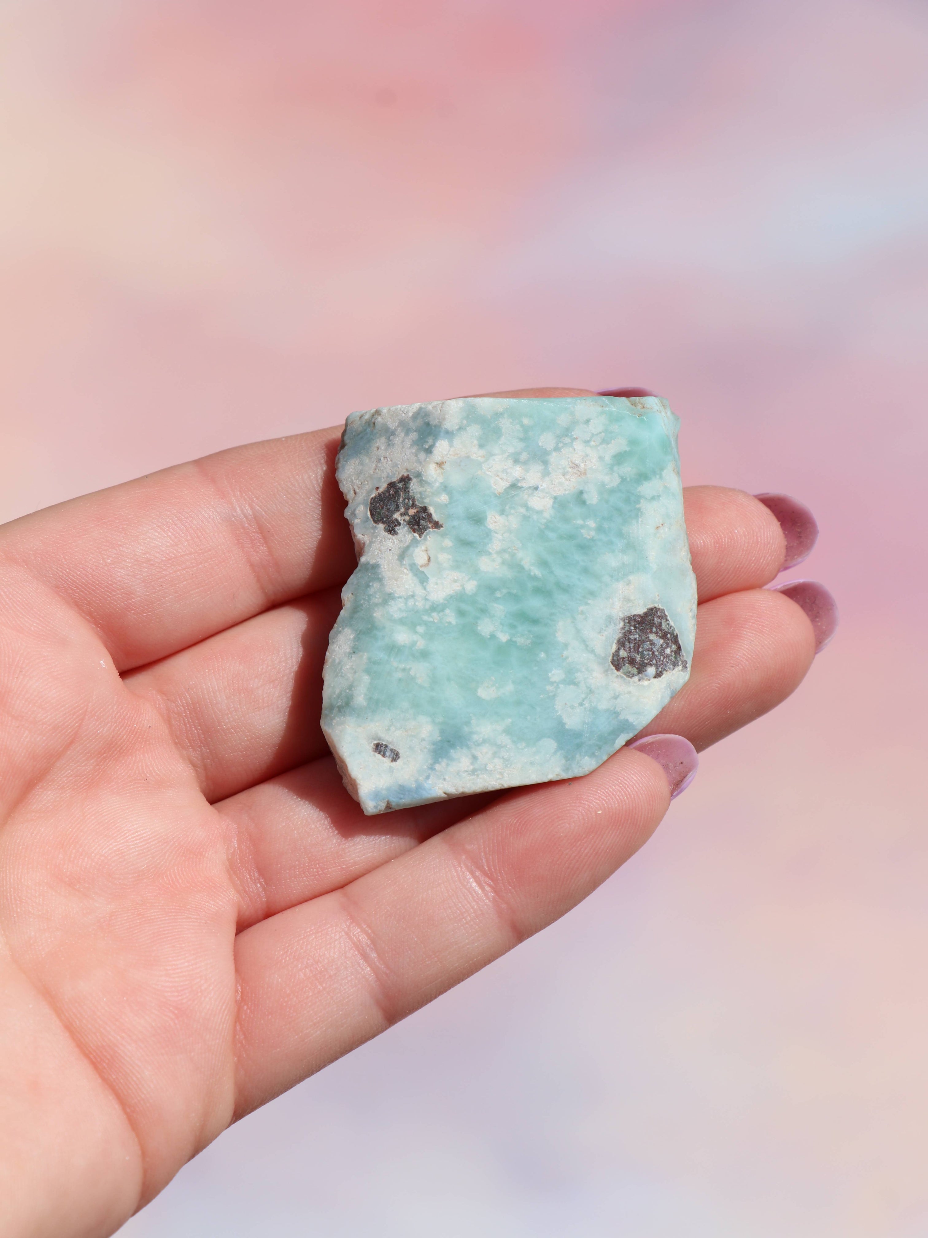 Larimar Stykker - Sjælden Skønhed & Rolig Energi fra Caribien
Oplev den beroligende energi fra larimar stykker, en sjælden og eksklusiv krystal kun fundet i Den Dominikanske Republik. Kendt som “Atlantis-stenen” og halschakraets krystal, hjælper larimar med at bringe indre ro, kommunikation og følelsesmæssig balance.
Egenskaber: Understøtter klar kommunikation og følelsesmæssig frigørelse. Fremmer ro, harmoni og selvudvikling. Forbundet med vandets element og feminin energi