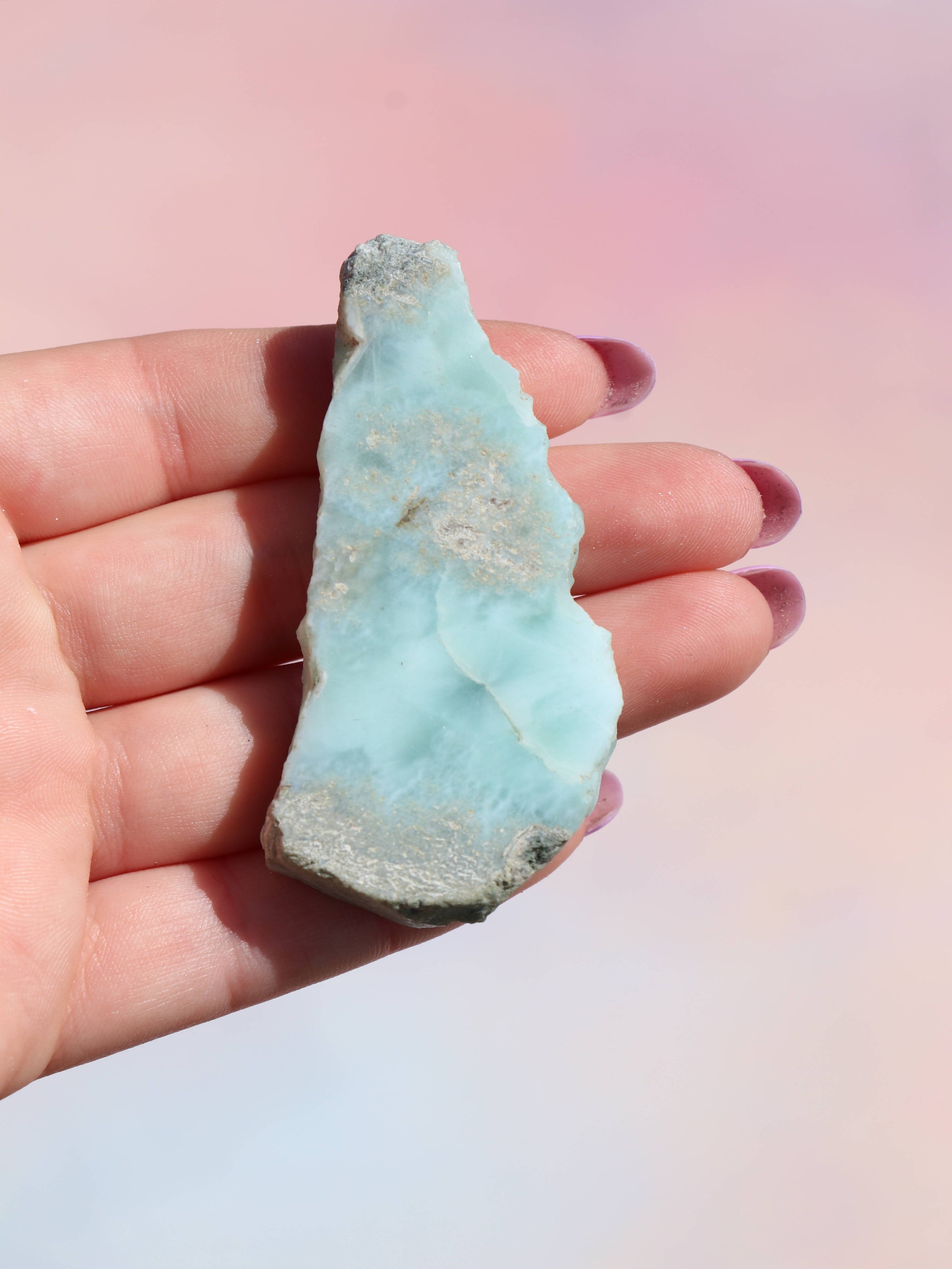 Larimar Stykker - Sjælden Skønhed & Rolig Energi fra Caribien
Oplev den beroligende energi fra larimar stykker, en sjælden og eksklusiv krystal kun fundet i Den Dominikanske Republik. Kendt som “Atlantis-stenen” og halschakraets krystal, hjælper larimar med at bringe indre ro, kommunikation og følelsesmæssig balance.
Egenskaber: Understøtter klar kommunikation og følelsesmæssig frigørelse. Fremmer ro, harmoni og selvudvikling. Forbundet med vandets element og feminin energi
