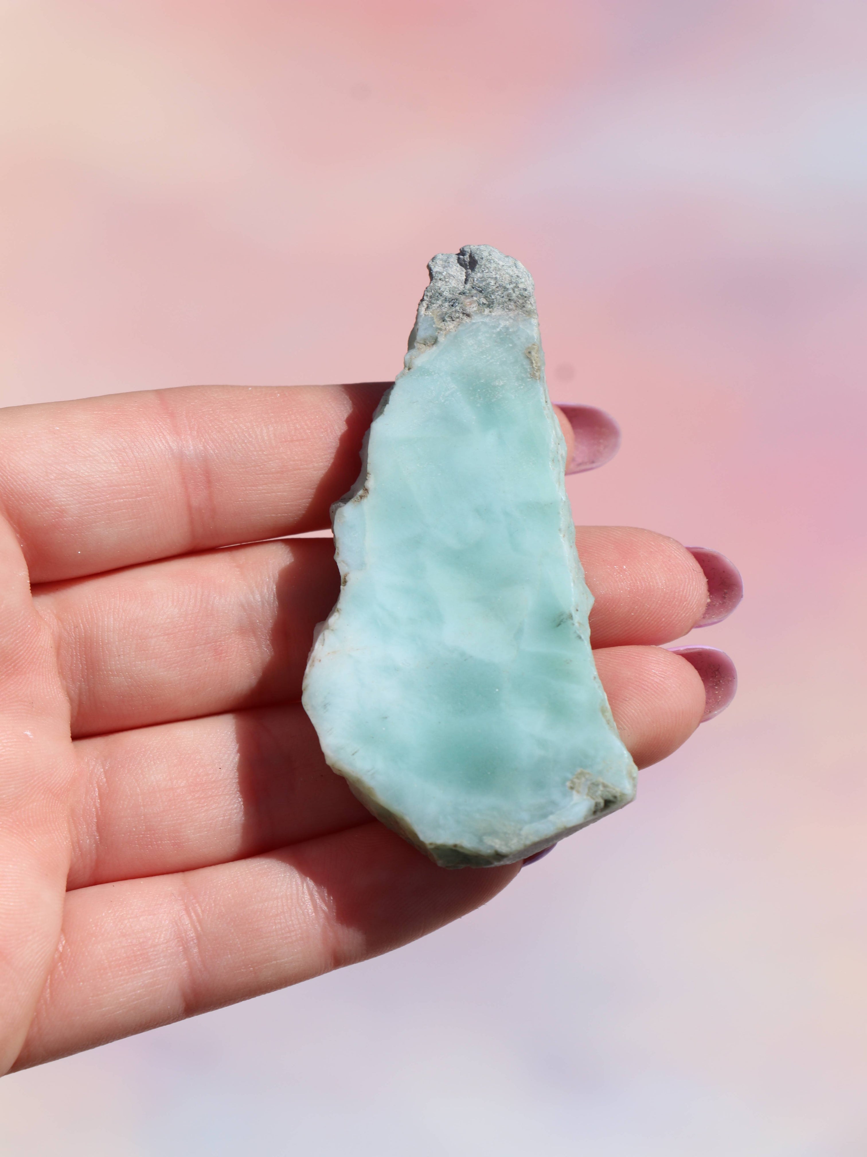 Larimar Stykker - Sjælden Skønhed & Rolig Energi fra Caribien
Oplev den beroligende energi fra larimar stykker, en sjælden og eksklusiv krystal kun fundet i Den Dominikanske Republik. Kendt som “Atlantis-stenen” og halschakraets krystal, hjælper larimar med at bringe indre ro, kommunikation og følelsesmæssig balance.
Egenskaber: Understøtter klar kommunikation og følelsesmæssig frigørelse. Fremmer ro, harmoni og selvudvikling. Forbundet med vandets element og feminin energi