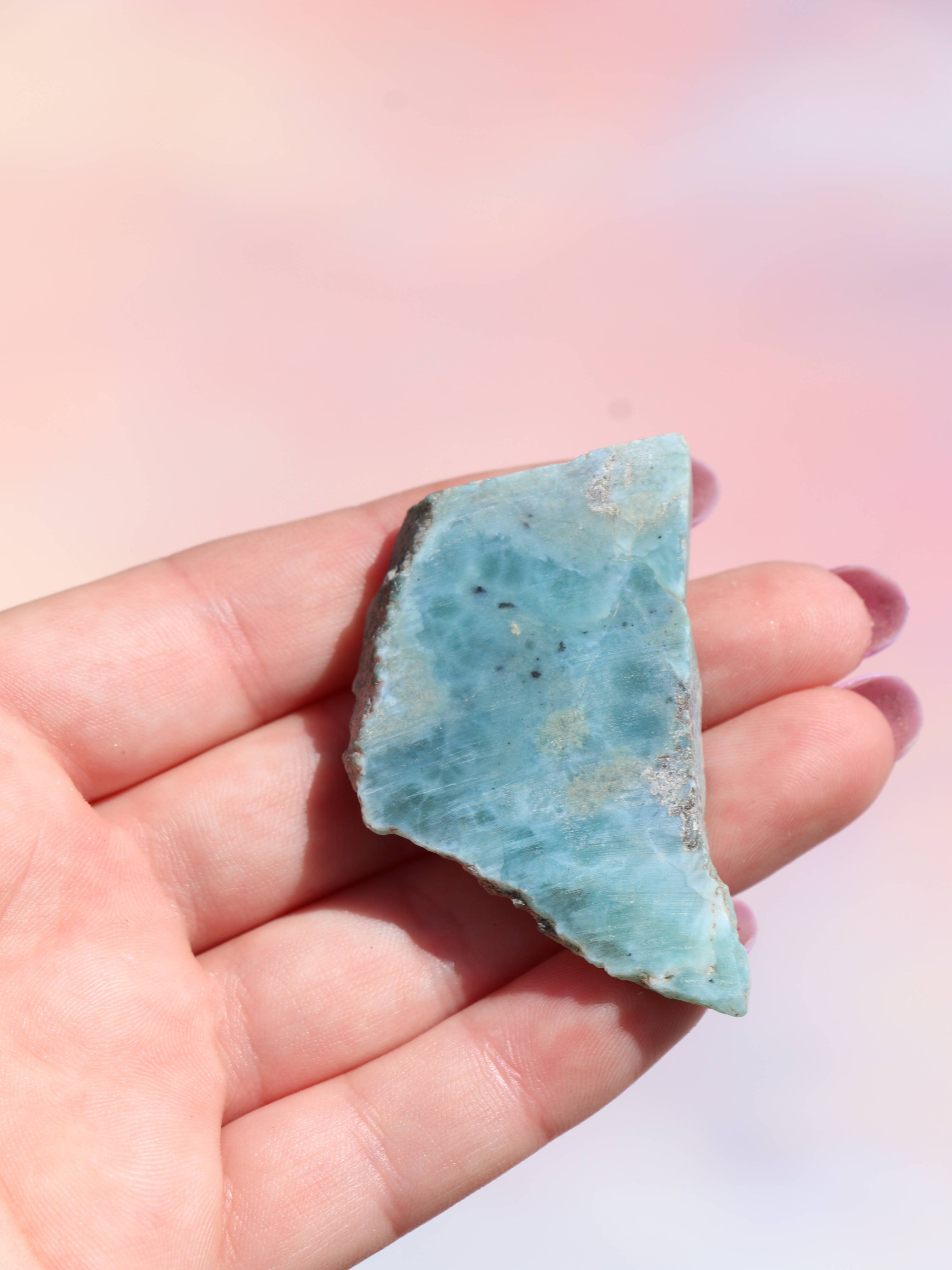 Larimar Stykker - Sjælden Skønhed & Rolig Energi fra Caribien
Oplev den beroligende energi fra larimar stykker, en sjælden og eksklusiv krystal kun fundet i Den Dominikanske Republik. Kendt som “Atlantis-stenen” og halschakraets krystal, hjælper larimar med at bringe indre ro, kommunikation og følelsesmæssig balance.
Egenskaber: Understøtter klar kommunikation og følelsesmæssig frigørelse. Fremmer ro, harmoni og selvudvikling. Forbundet med vandets element og feminin energi