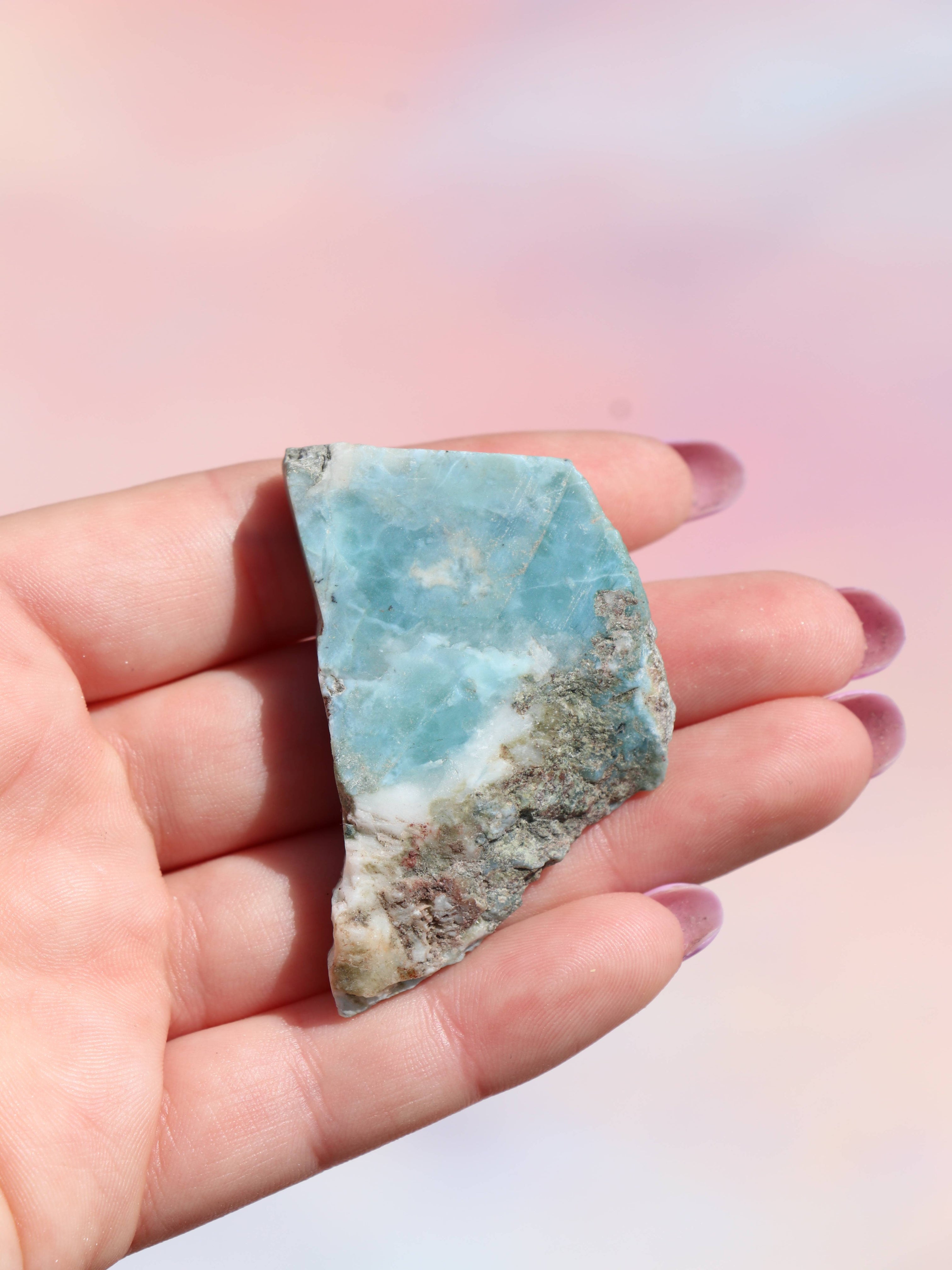 Larimar Stykker - Sjælden Skønhed & Rolig Energi fra Caribien
Oplev den beroligende energi fra larimar stykker, en sjælden og eksklusiv krystal kun fundet i Den Dominikanske Republik. Kendt som “Atlantis-stenen” og halschakraets krystal, hjælper larimar med at bringe indre ro, kommunikation og følelsesmæssig balance.
Egenskaber: Understøtter klar kommunikation og følelsesmæssig frigørelse. Fremmer ro, harmoni og selvudvikling. Forbundet med vandets element og feminin energi