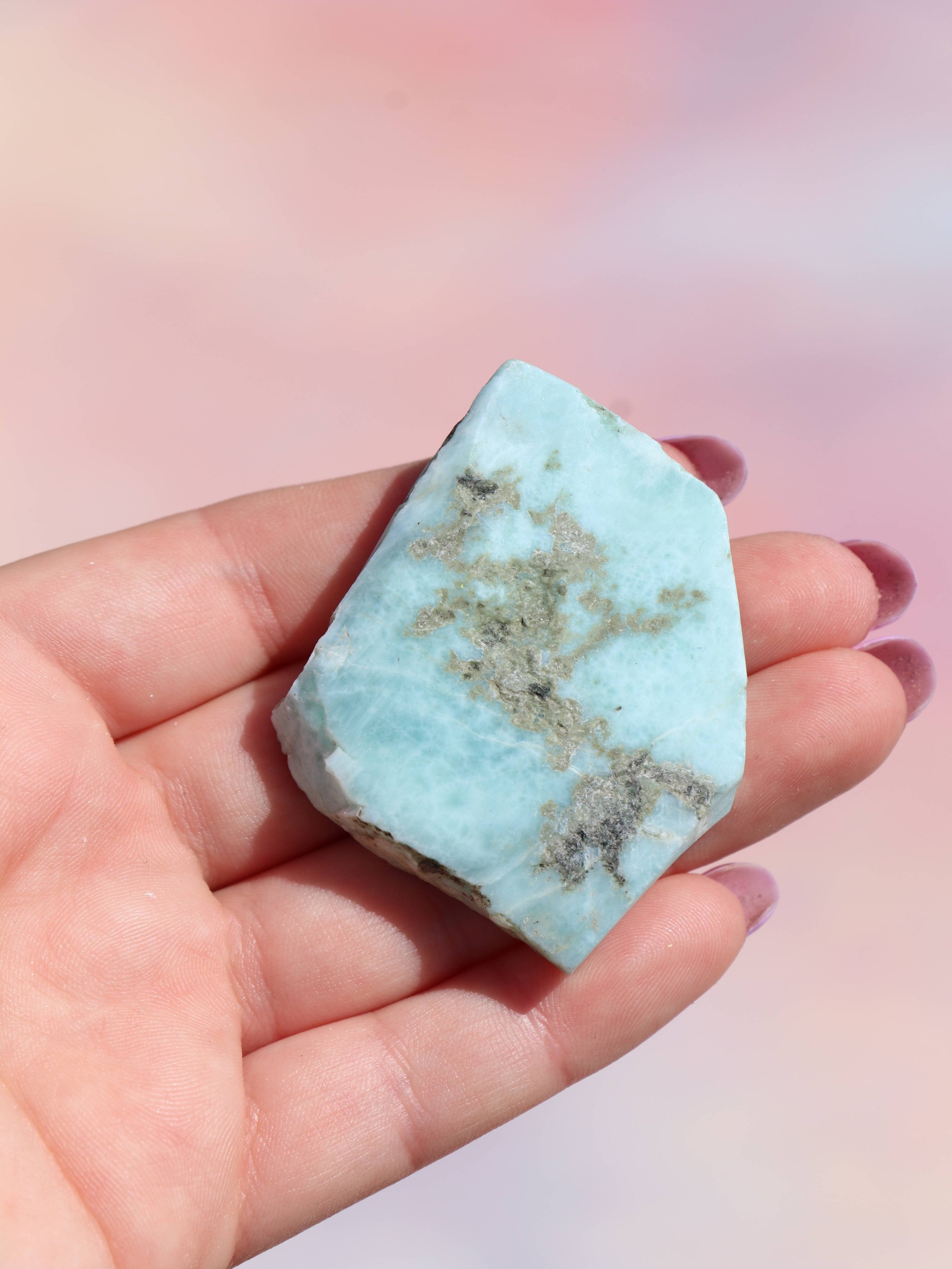 Larimar Stykker - Sjælden Skønhed & Rolig Energi fra Caribien
Oplev den beroligende energi fra larimar stykker, en sjælden og eksklusiv krystal kun fundet i Den Dominikanske Republik. Kendt som “Atlantis-stenen” og halschakraets krystal, hjælper larimar med at bringe indre ro, kommunikation og følelsesmæssig balance.
Egenskaber: Understøtter klar kommunikation og følelsesmæssig frigørelse. Fremmer ro, harmoni og selvudvikling. Forbundet med vandets element og feminin energi