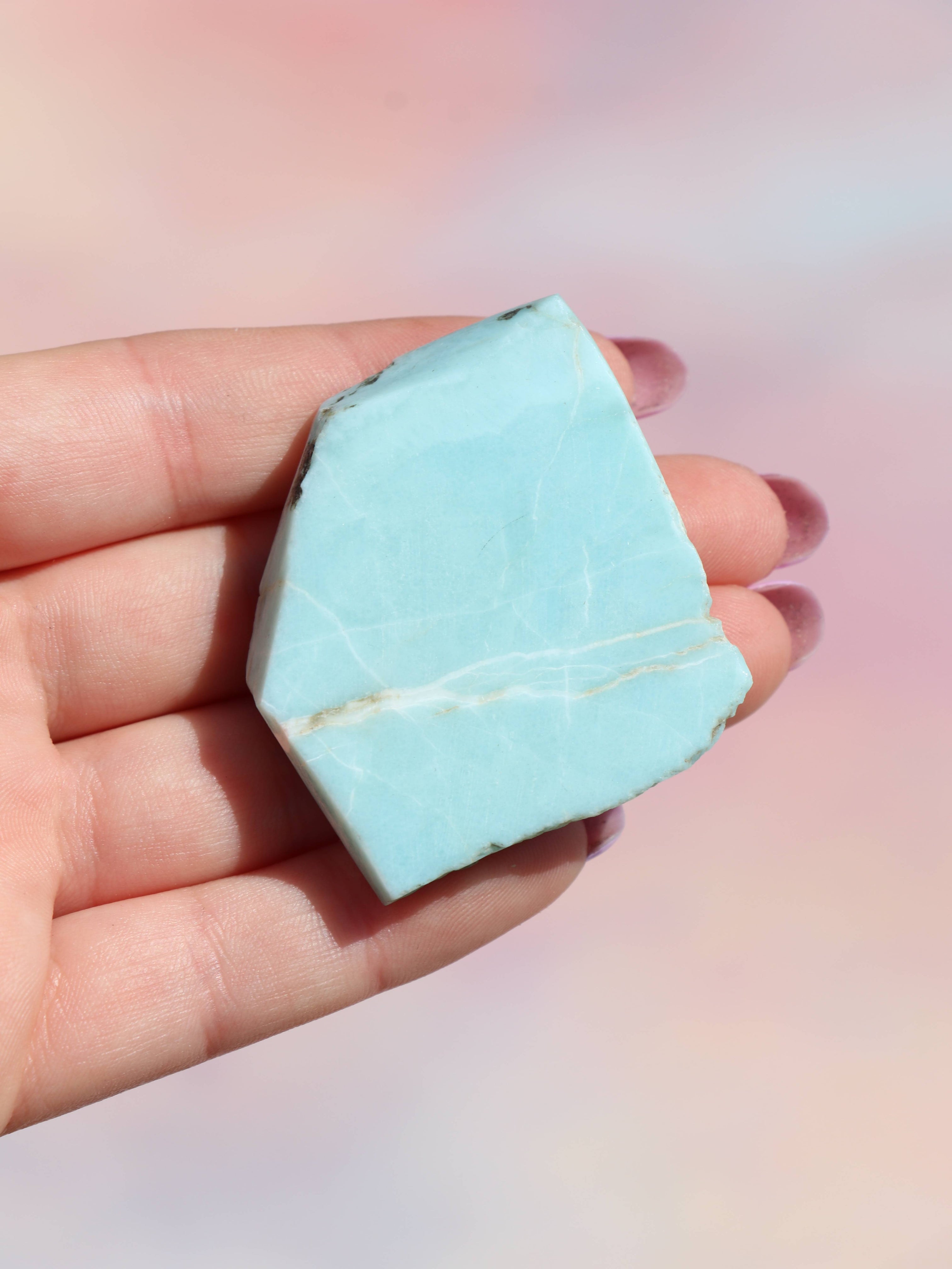 Larimar Stykker - Sjælden Skønhed & Rolig Energi fra Caribien
Oplev den beroligende energi fra larimar stykker, en sjælden og eksklusiv krystal kun fundet i Den Dominikanske Republik. Kendt som “Atlantis-stenen” og halschakraets krystal, hjælper larimar med at bringe indre ro, kommunikation og følelsesmæssig balance.
Egenskaber: Understøtter klar kommunikation og følelsesmæssig frigørelse. Fremmer ro, harmoni og selvudvikling. Forbundet med vandets element og feminin energi
