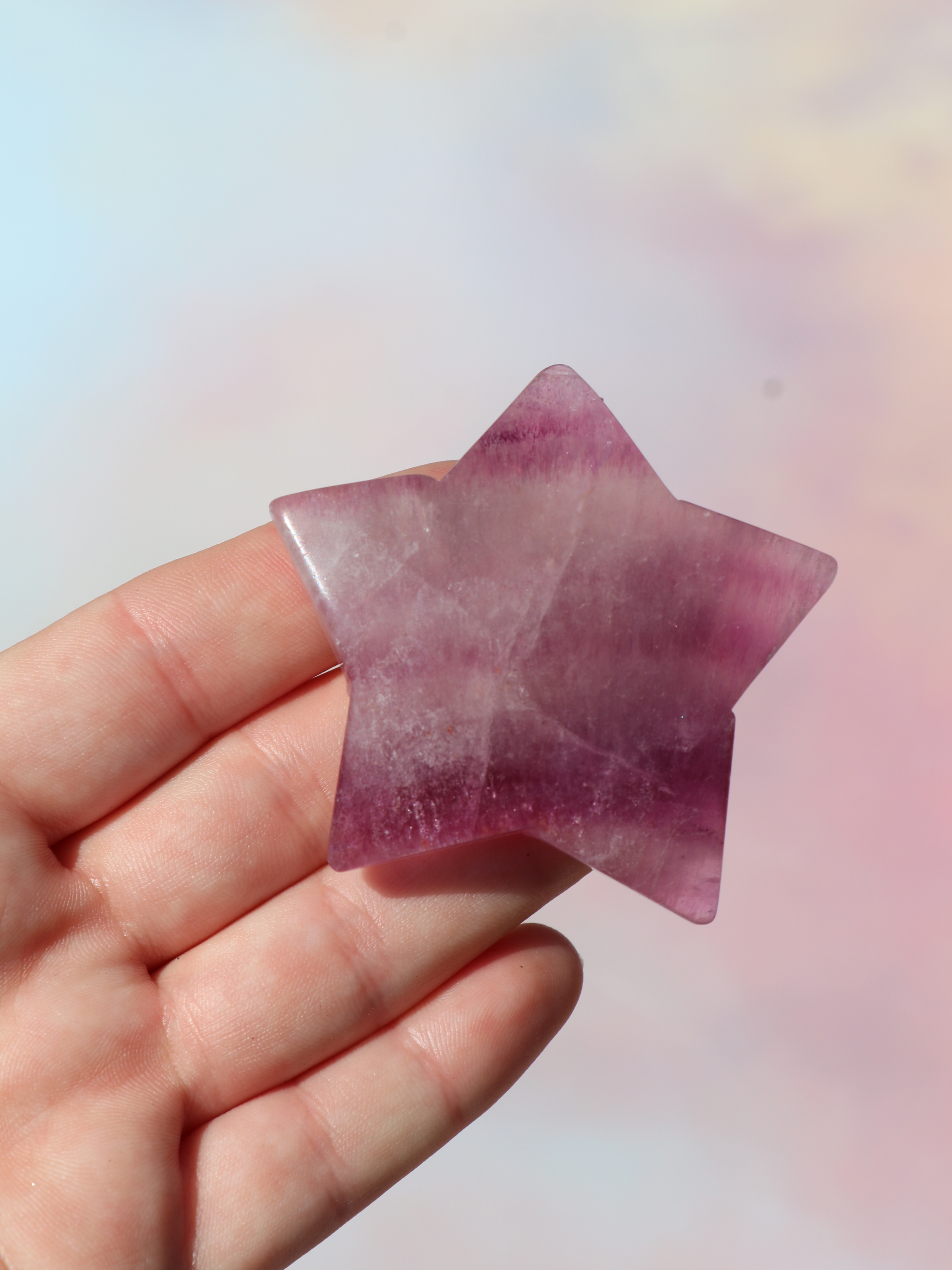 Lilla fluorit er kendt for sine stærke beskyttende egenskaber. Den fungerer som et energisk skjold, der beskytter mod psykiske angreb, negative påvirkninger og miljømæssige stressfaktorer. Mange placerer den i deres hjem eller på deres arbejdsplads for at skabe et mere harmonisk og fokuseret miljø.