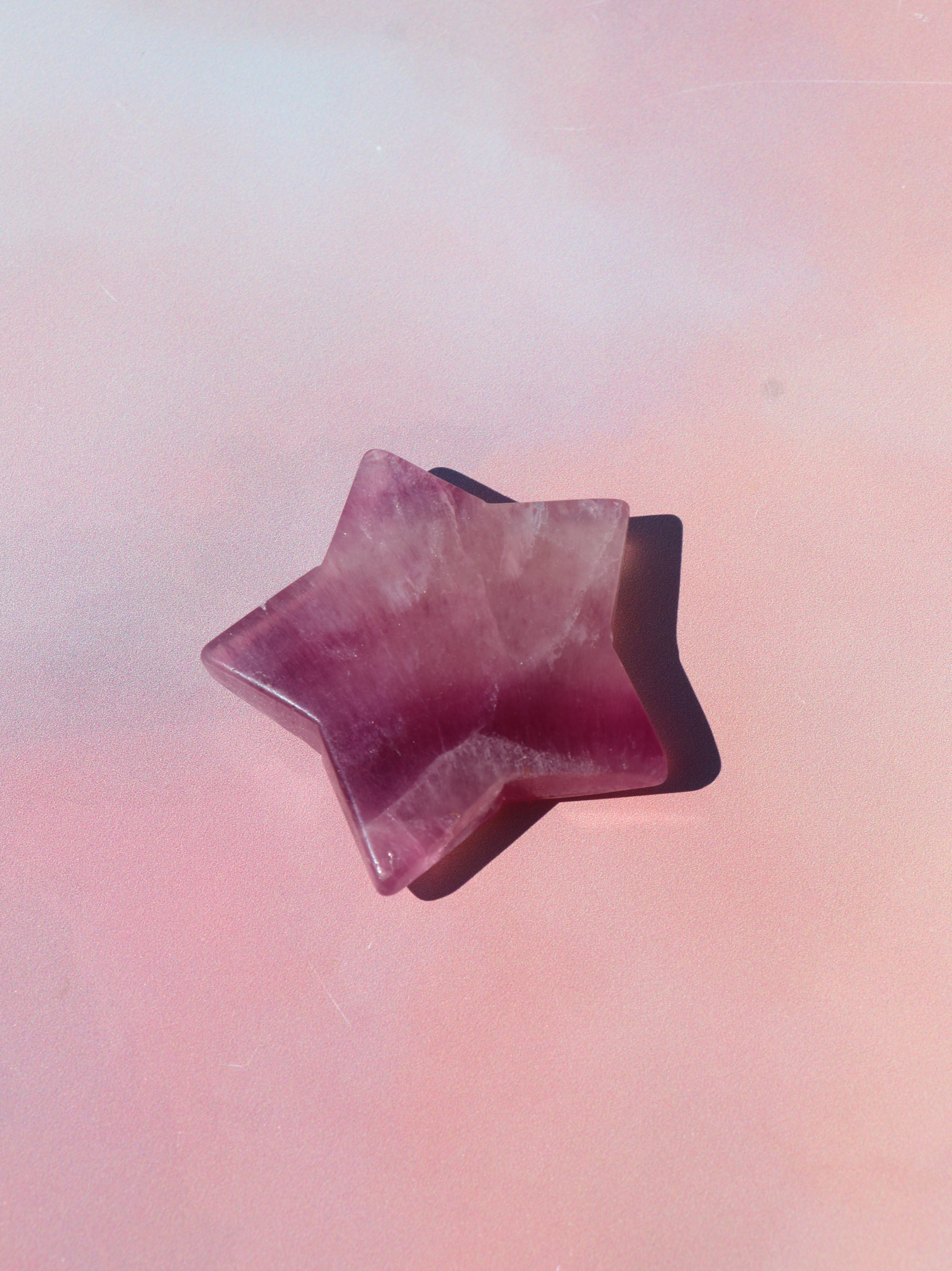 Lilla fluorit er kendt for sine stærke beskyttende egenskaber. Den fungerer som et energisk skjold, der beskytter mod psykiske angreb, negative påvirkninger og miljømæssige stressfaktorer. Mange placerer den i deres hjem eller på deres arbejdsplads for at skabe et mere harmonisk og fokuseret miljø.