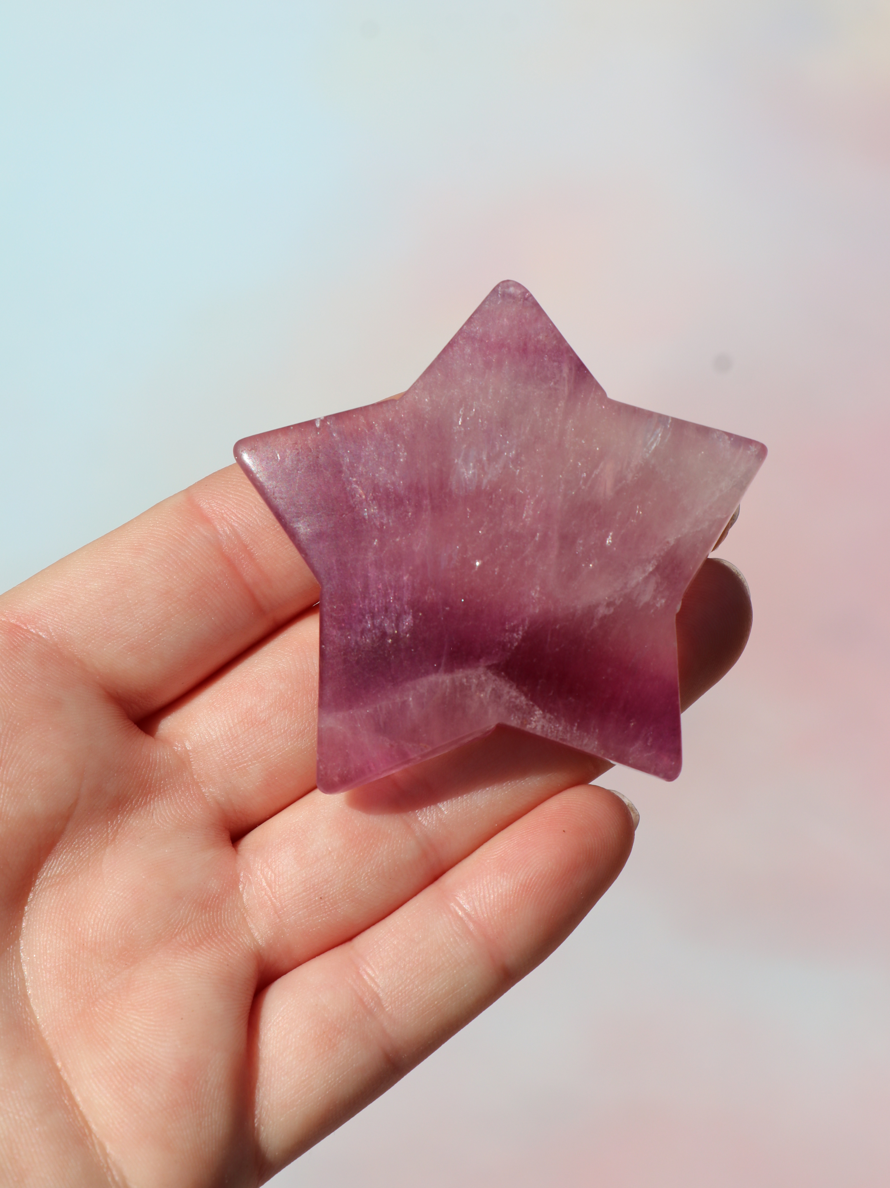 Lilla fluorit er kendt for sine stærke beskyttende egenskaber. Den fungerer som et energisk skjold, der beskytter mod psykiske angreb, negative påvirkninger og miljømæssige stressfaktorer. Mange placerer den i deres hjem eller på deres arbejdsplads for at skabe et mere harmonisk og fokuseret miljø.