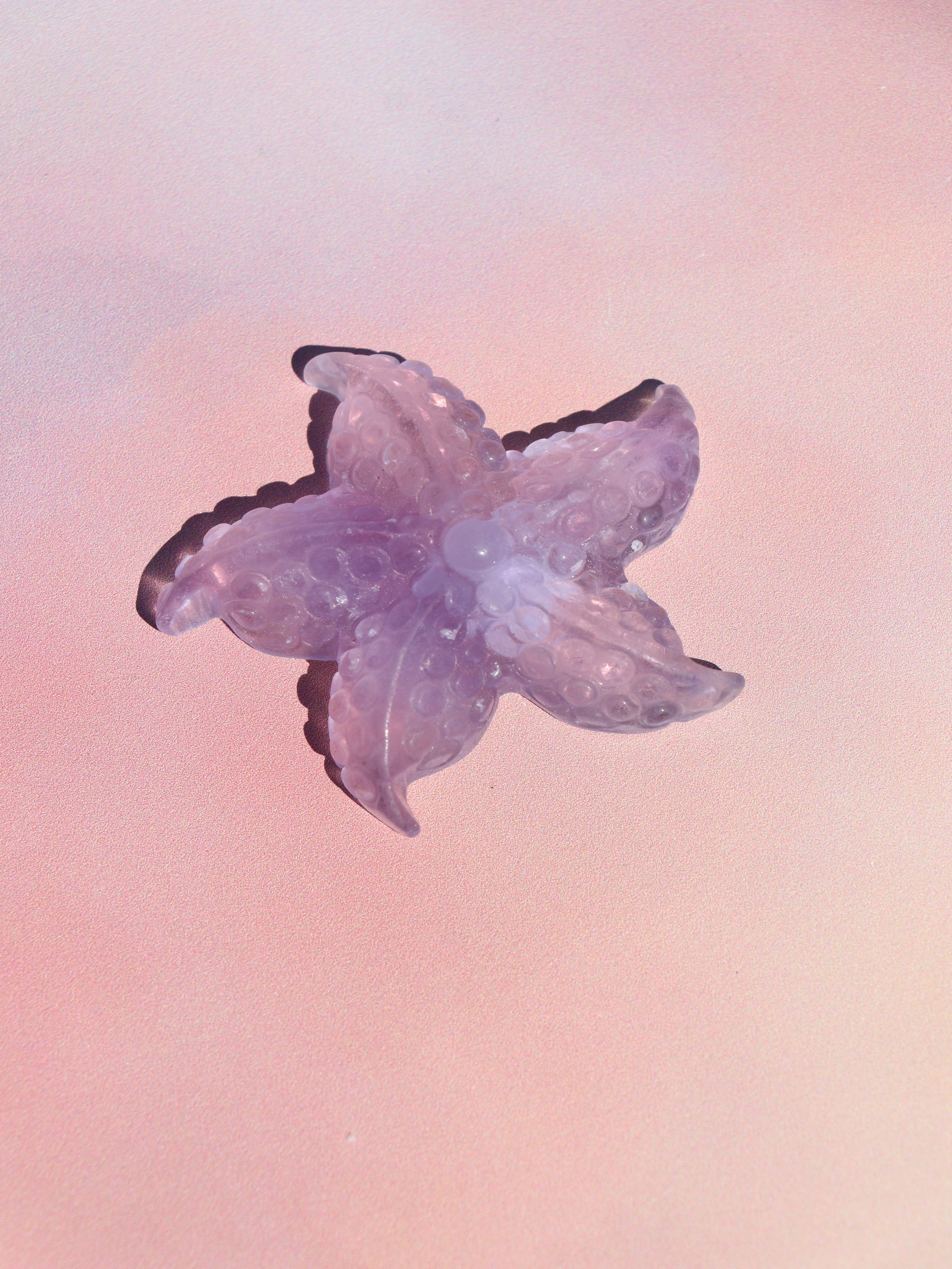 Lilla fluorit søstjerne en kraftfuld krystal til intuition, mental klarhed og spirituel beskyttelse. Perfekt til meditation, healing og indre ro.