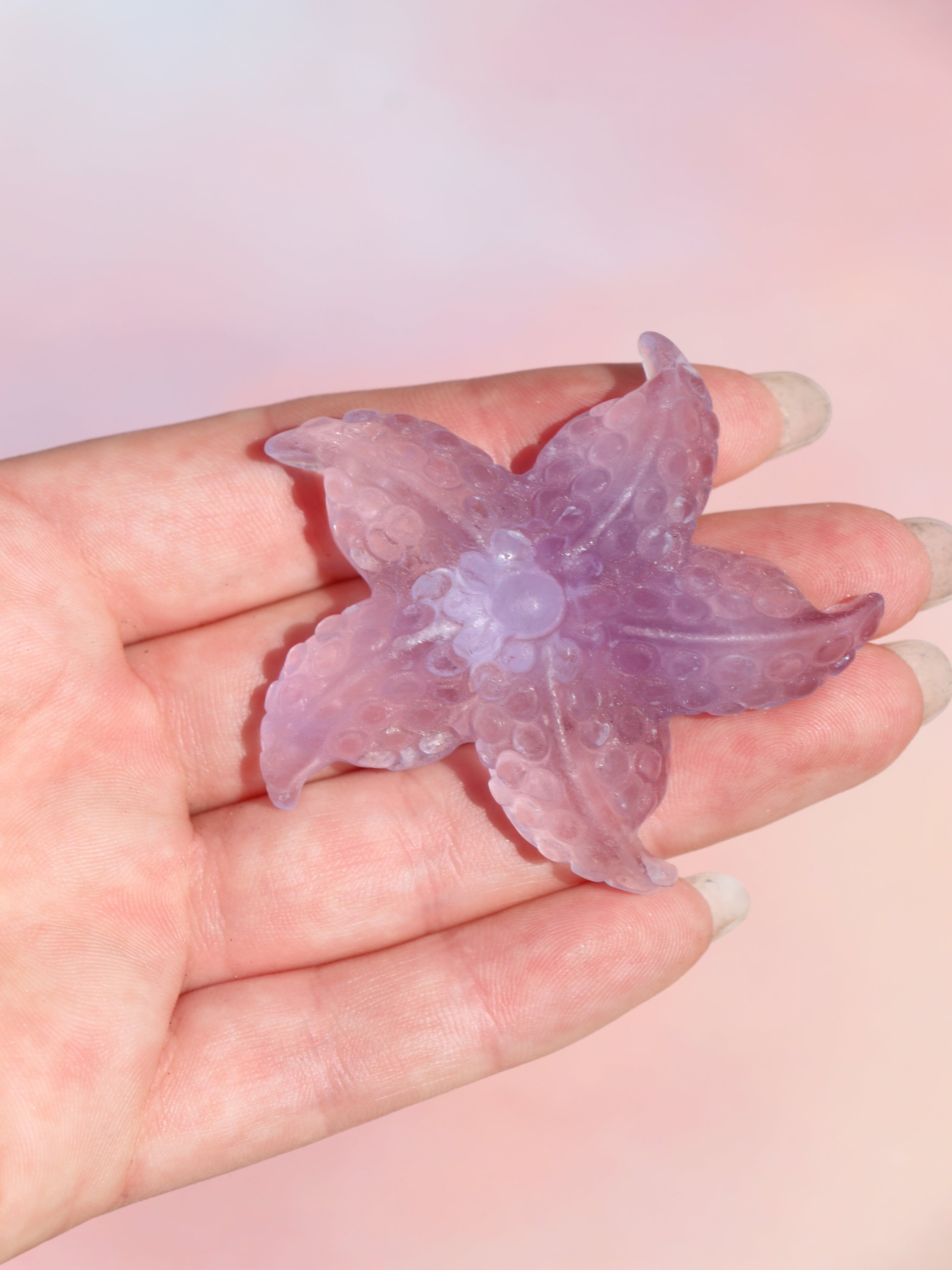 Lilla fluorit søstjerne en kraftfuld krystal til intuition, mental klarhed og spirituel beskyttelse. Perfekt til meditation, healing og indre ro.